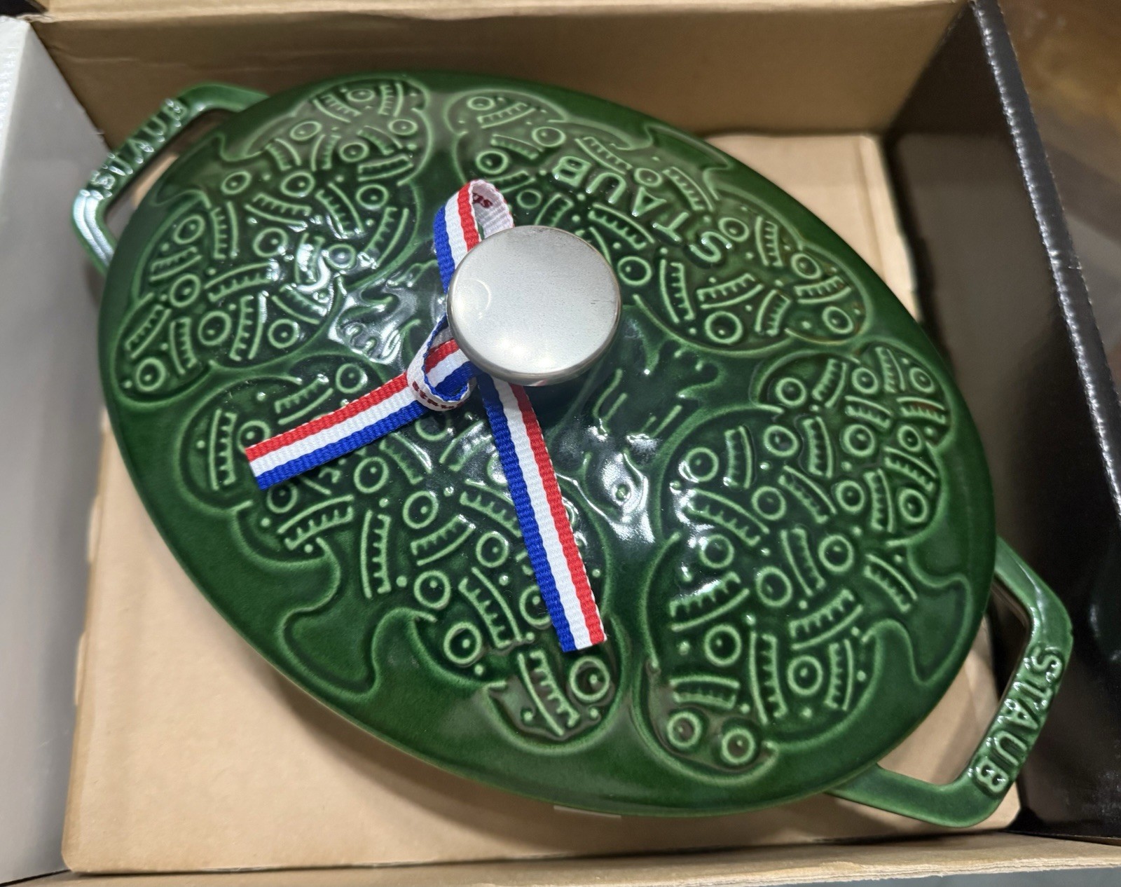 Staub Basil Minaperhonen Forest Oval Cocotte 23cm -New In Box