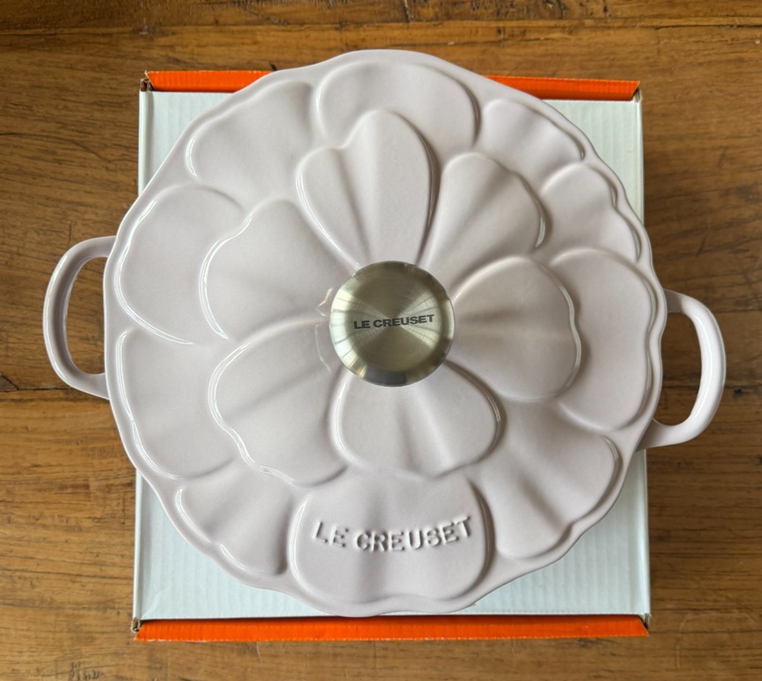 Le Creuset Signature Cast Iron Petal Shallow Casserole 2.25 qt #26 Shallot NEW