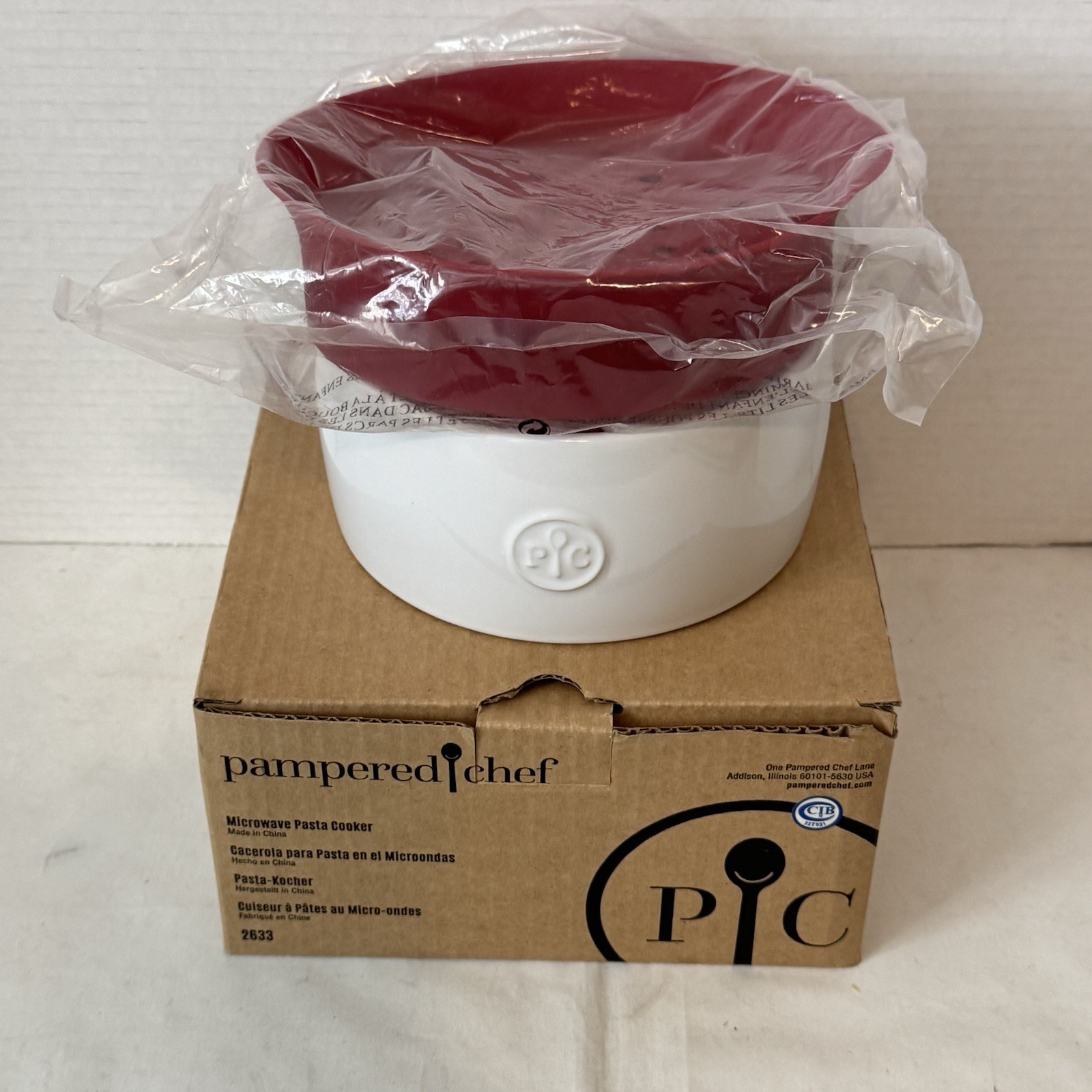 Pampered Chef Microwave Pasta Cooker #2633 Red Silicone Lid White Ceramic Bowl