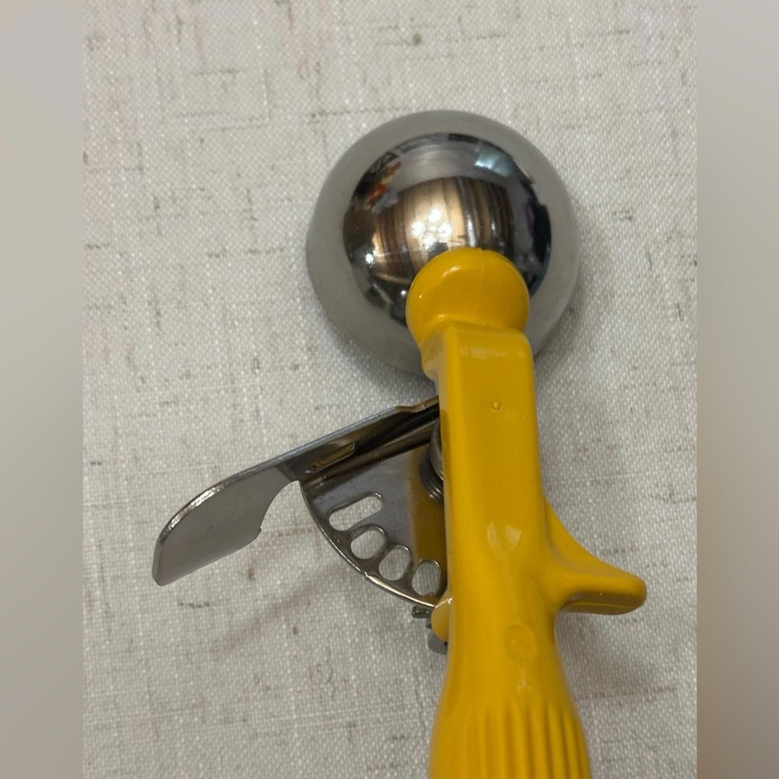 Vollrath 47144 Jacob’s Pride® #20 Yellow Thumb Press Disher – 1.63 oz.