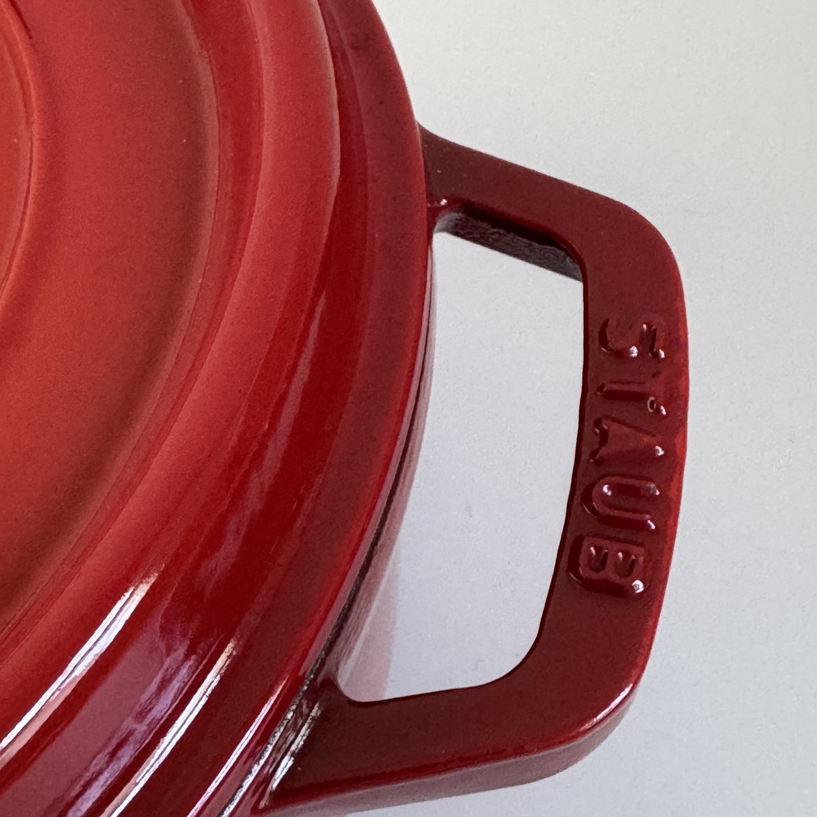 Staub La Cocotte 24cm (2.3L/2.5Qt) Round Enameled Cast Iron Dutch Oven Cherry