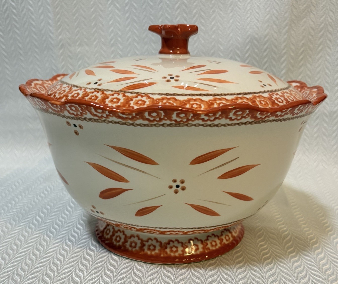 Old World Spice 3 Qt Pedestal Bowl Lid Temp-tations by Tara Scalloped Stoneware