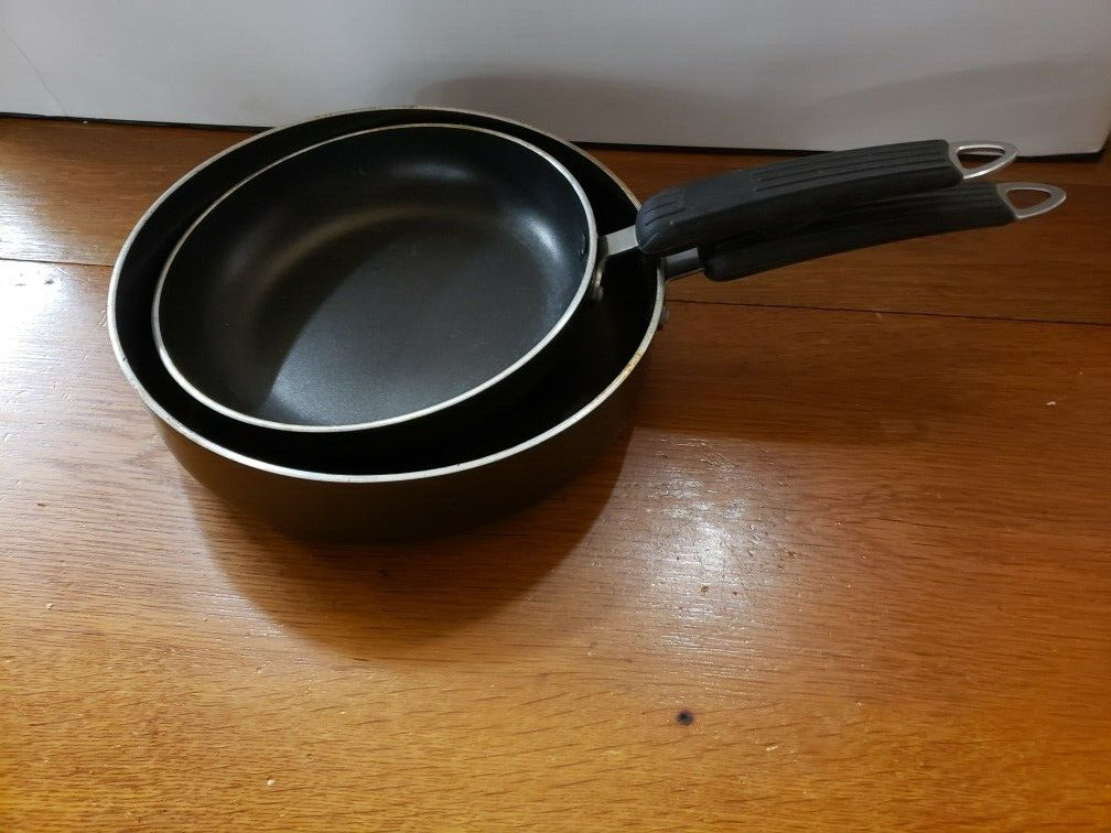 Pair of Basic Essentials 9 3/4″ & 8 1/4″ Teflon Coated Metal Skillets