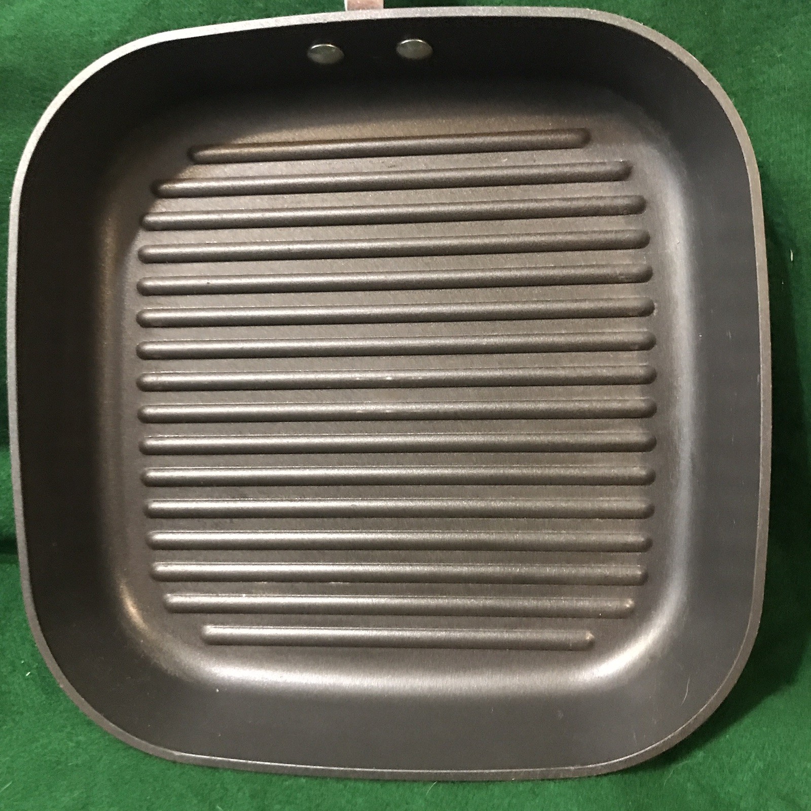 Grill Pan #2868 PAMPERED CHEF Frying Pan Skillet Retired 3 Lbs GRIDDLE