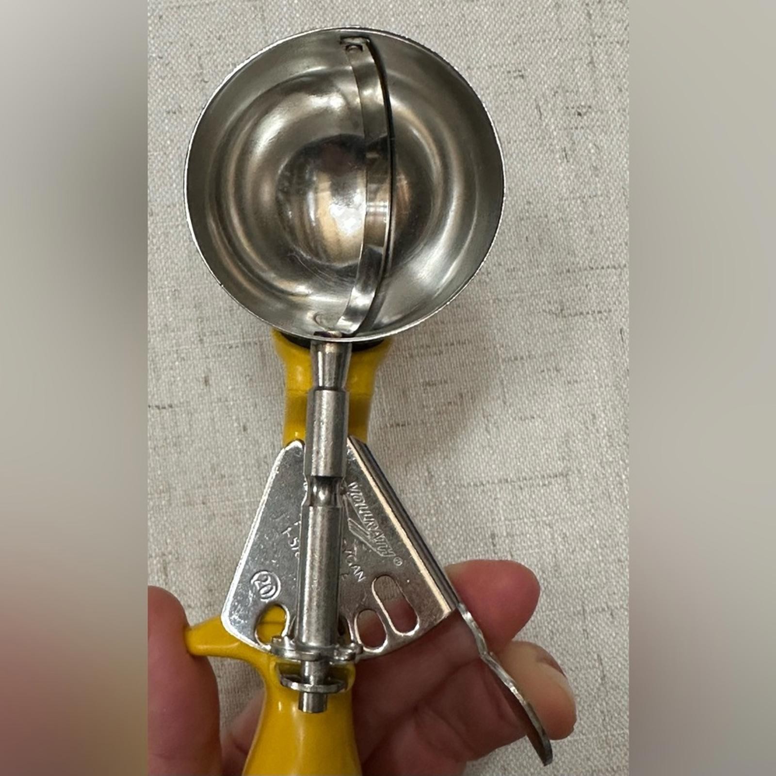 Vollrath 47144 Jacob’s Pride® #20 Yellow Thumb Press Disher – 1.63 oz.