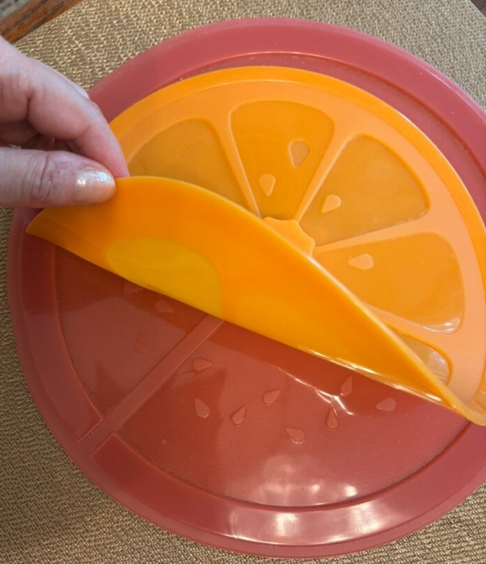 Silicone lids, set of 2, new 9 and 11 inches, great good suction orange & red