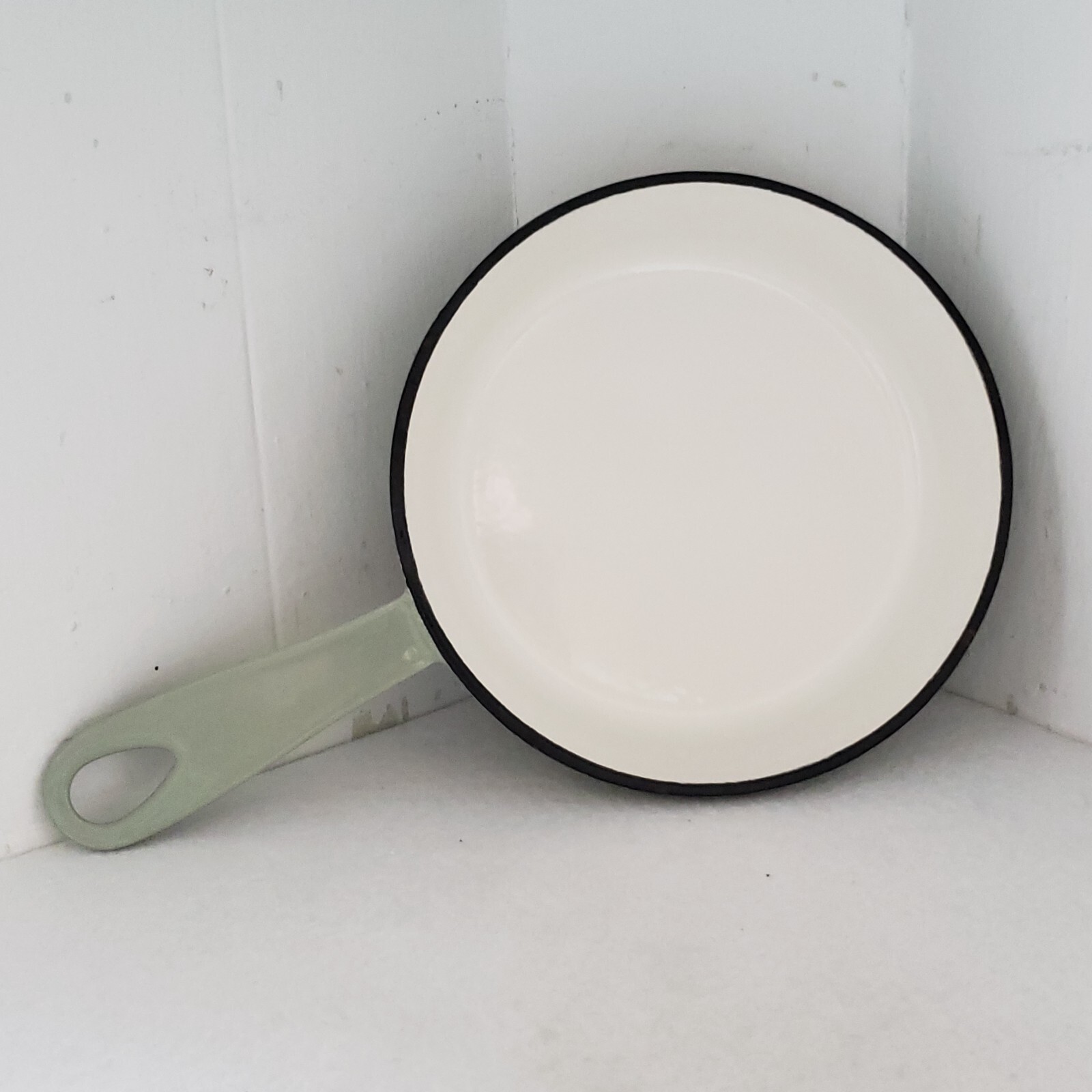 FIGMINT White Enamel Cast Iron Skillet 6″ Sage Green Oven Safe Sauce Pan F38801