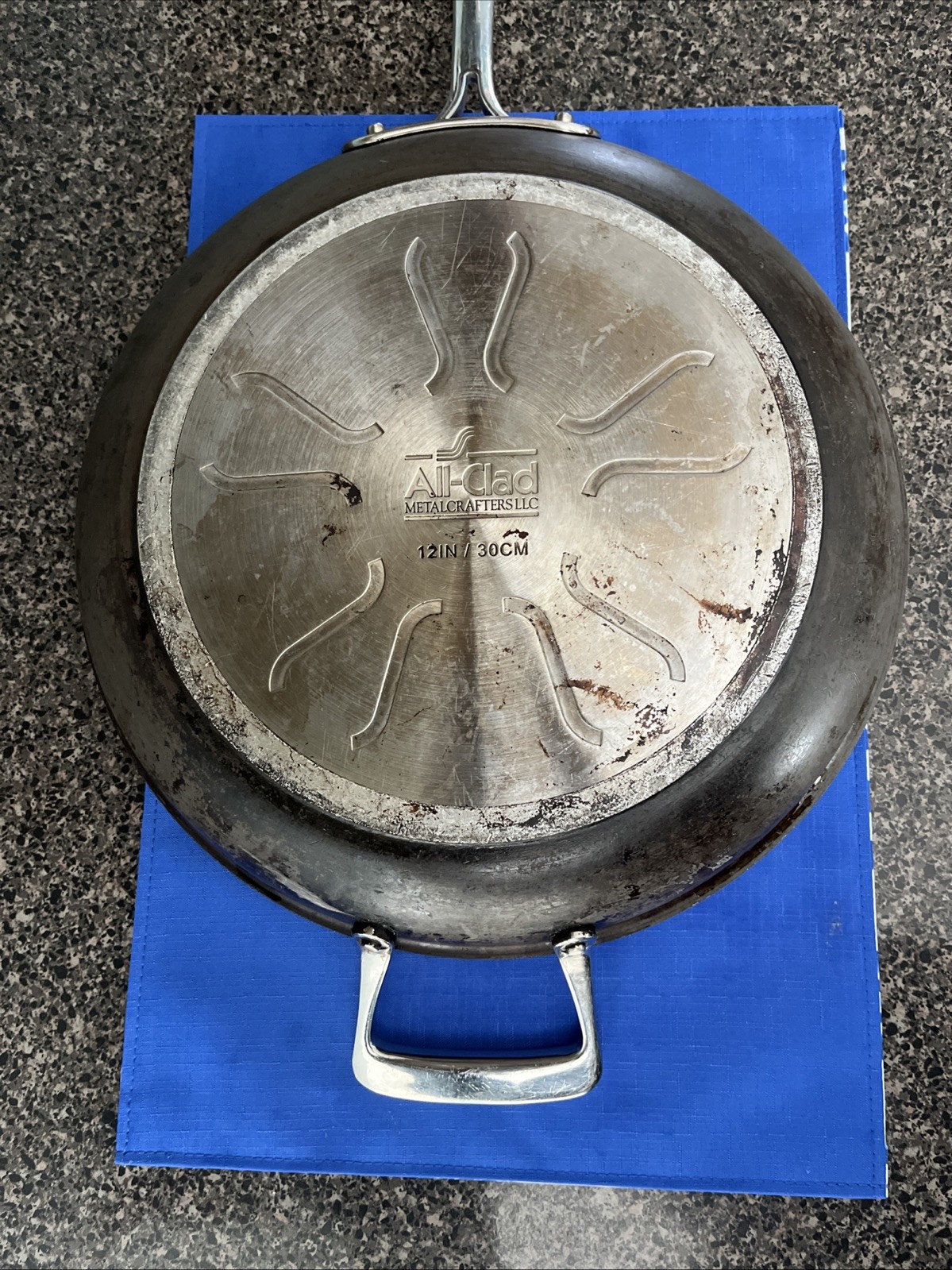 All-Clad HA1 Hard Anodized Nonstick PFOA Free 12″ Frying Pan Sturdy