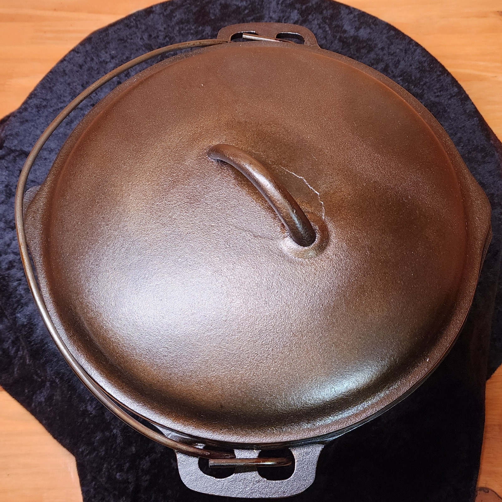 Birmingham #8 Stove and Range Co. Dutch Oven with Bail Handle & Cover