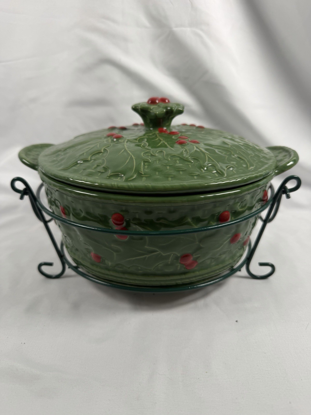 Temp-Tations Ovenware Green Holly Berry 2 QT Round Casserole dish w/Lid & Rack