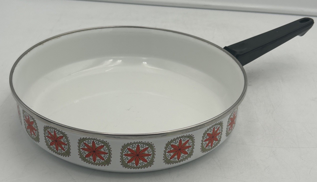 VINTAGE Enamelware 7 Piece Pots, Skillet & Kettle Set – Red Floral – MINT CONDT.