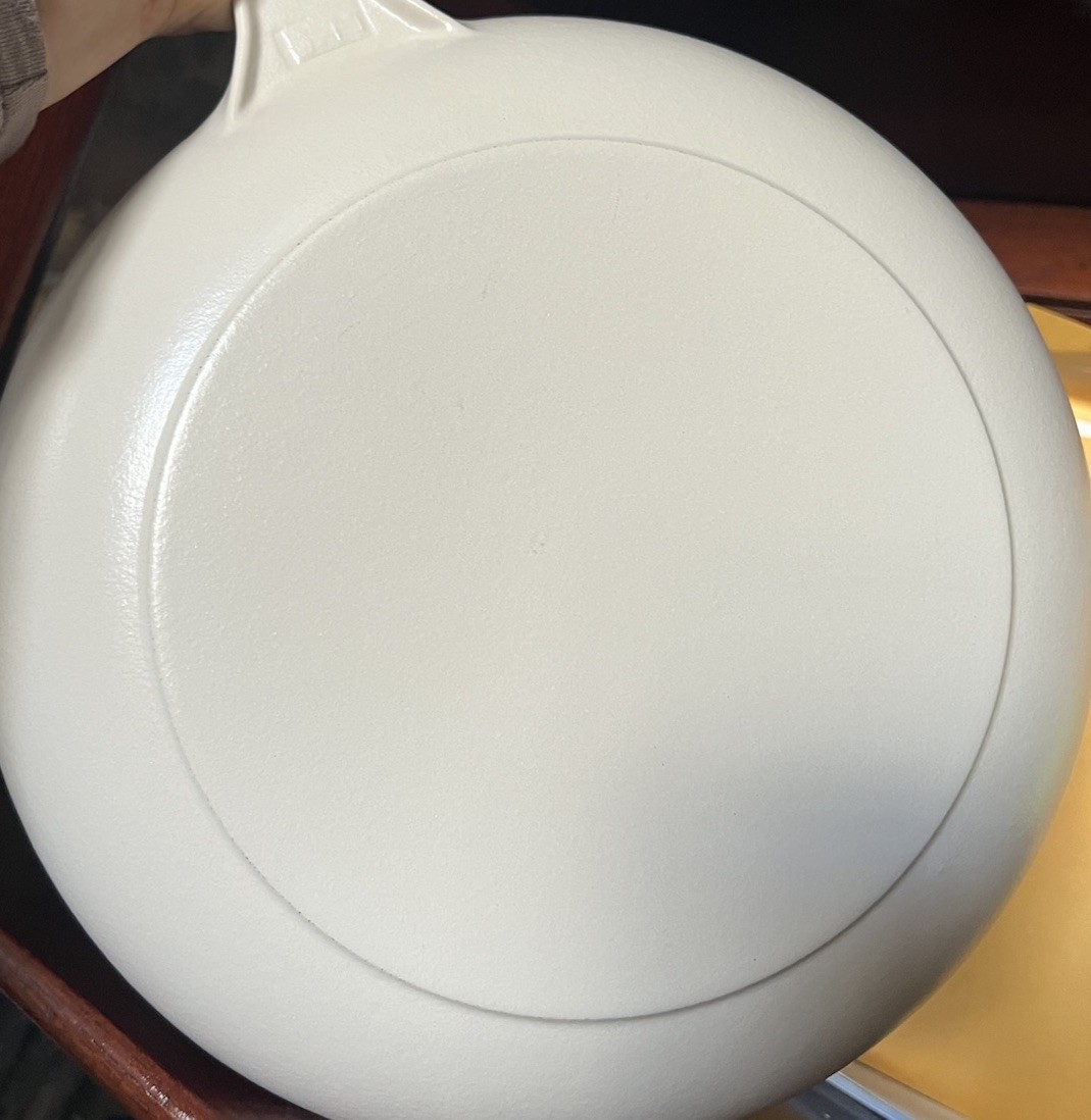 New Le Creuset Cast Iron Enamel Shallow Fry Pan in Brioche 9 3/4″ Dia