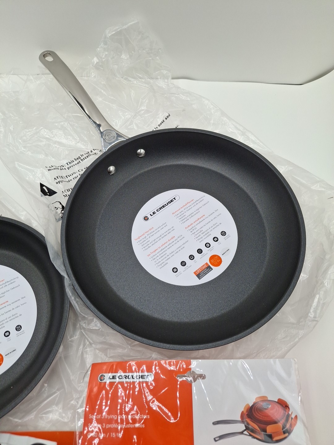 Le Creuset Set of 2 Non-Stick Aluminum 9.5″ and 12″ Frying Pans – Black