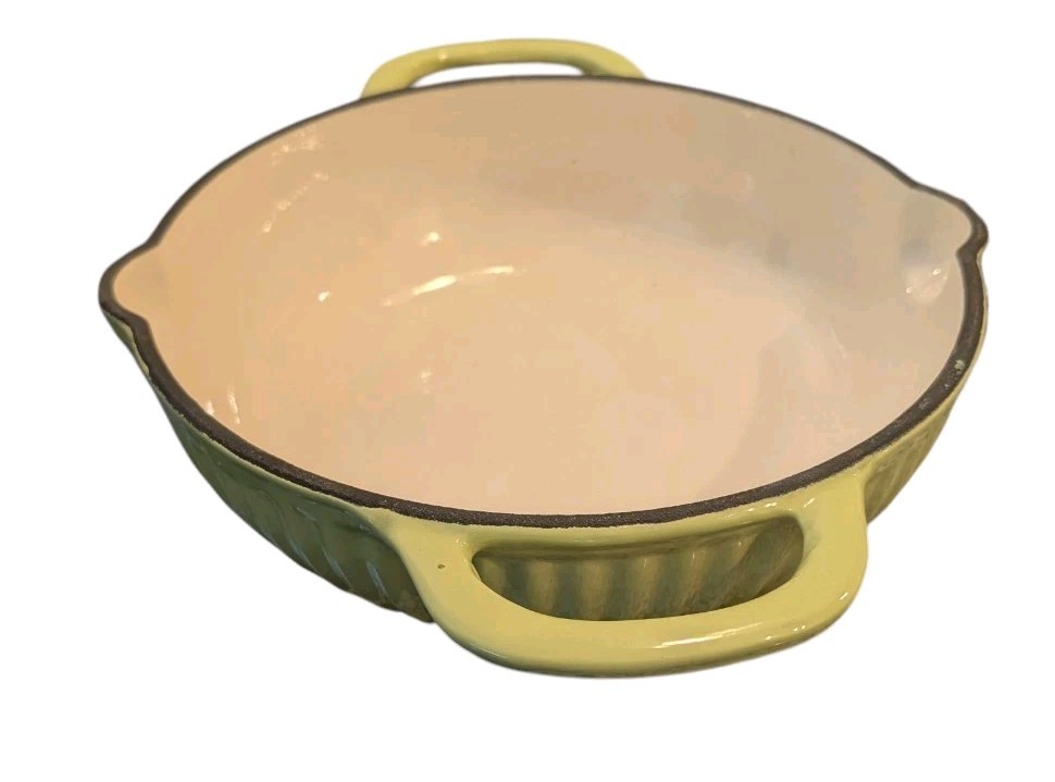 Technique CAST IRON w/ PORCELAIN ENAMEL 4 QT Dutch Oven Green / Beige No lid