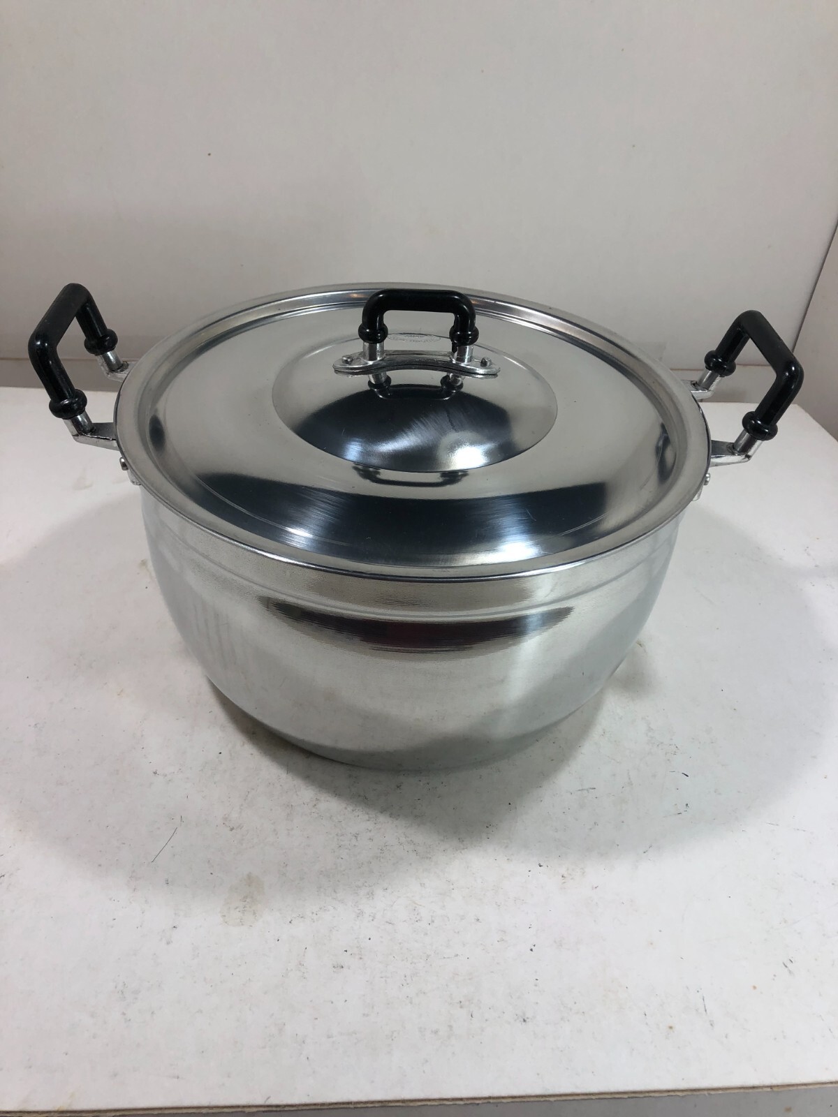 Thai Aluminum Pot with bakelite handle Size 28 CM With Lid,