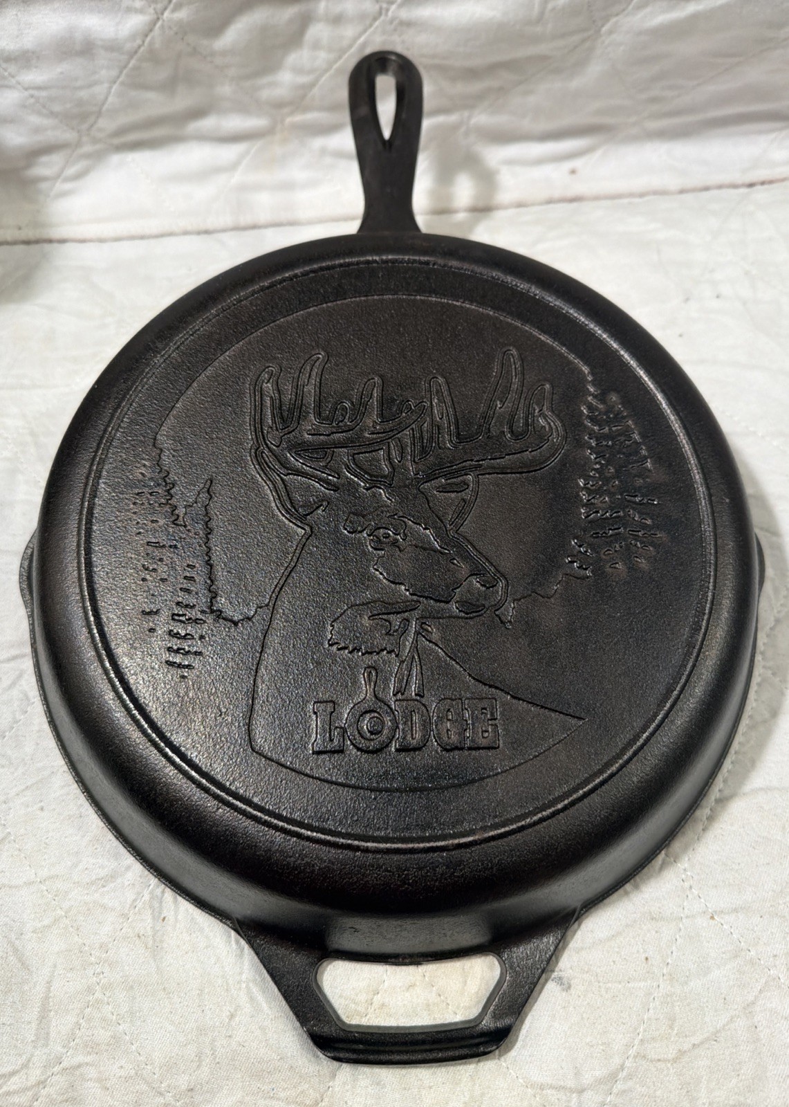 Lodge Wildlife Series-10.25″ Cast Iron Skillet with Deer Scene, 10.25″, Black