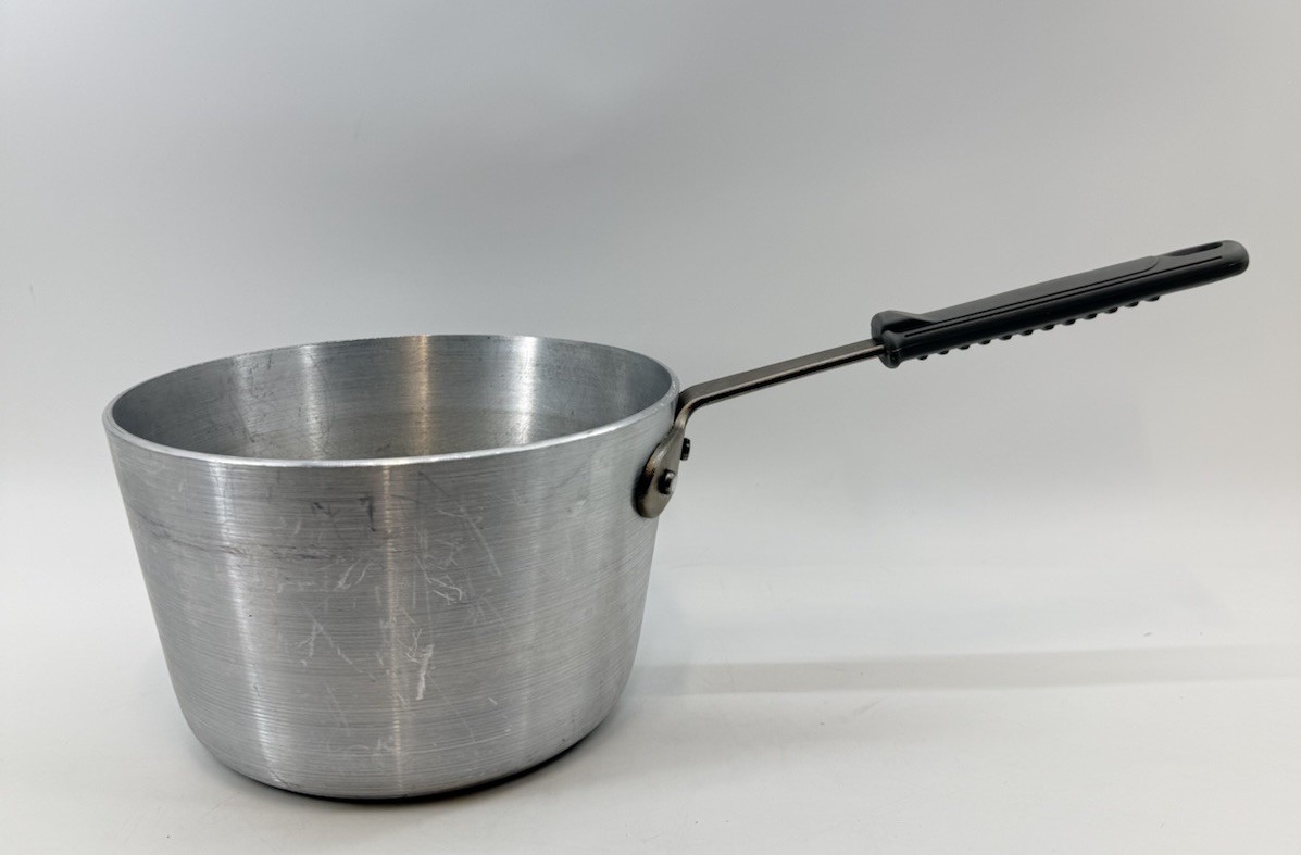Member’s Mark Heavy Gauge Aluminum Sauce Pan with Removable Silicone Grip, 5.5Qt