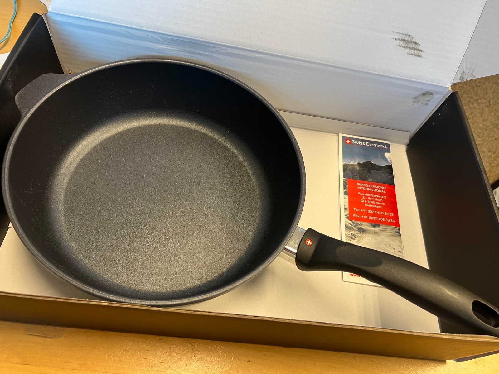 Swiss Diamond – 10.25″ Induction Sauté Pan 6726i in retail box