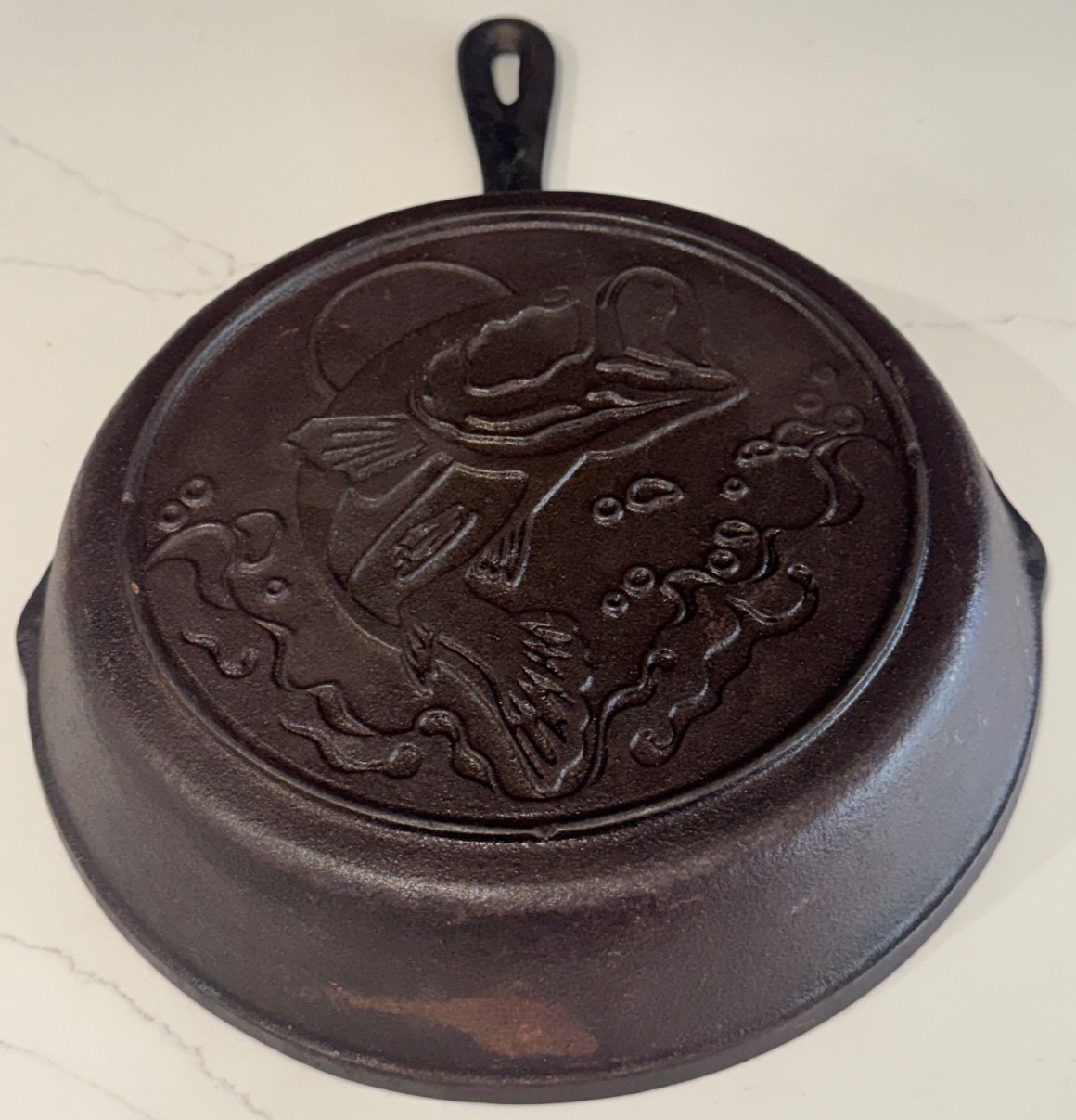 LODGE 10″ CAST IRON SKILLET OUTDOOR WILDLIFE SERIES BASS