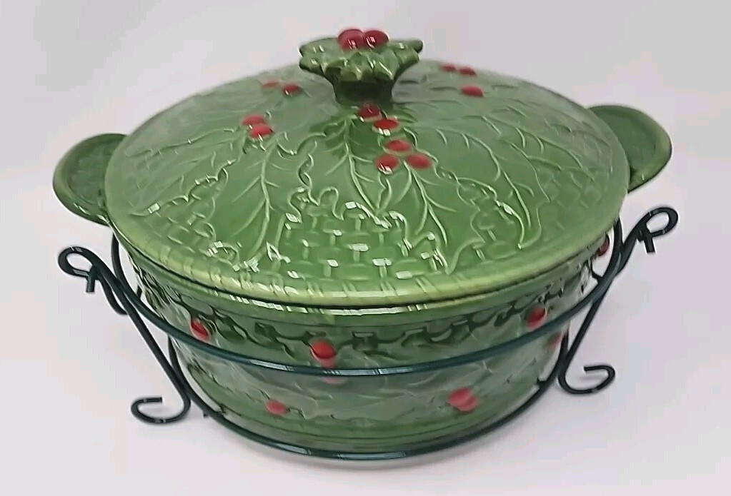 Temp-Tations Ovenware Green Holly Berry 2 QT Round Casserole dish w/Lid & Rack
