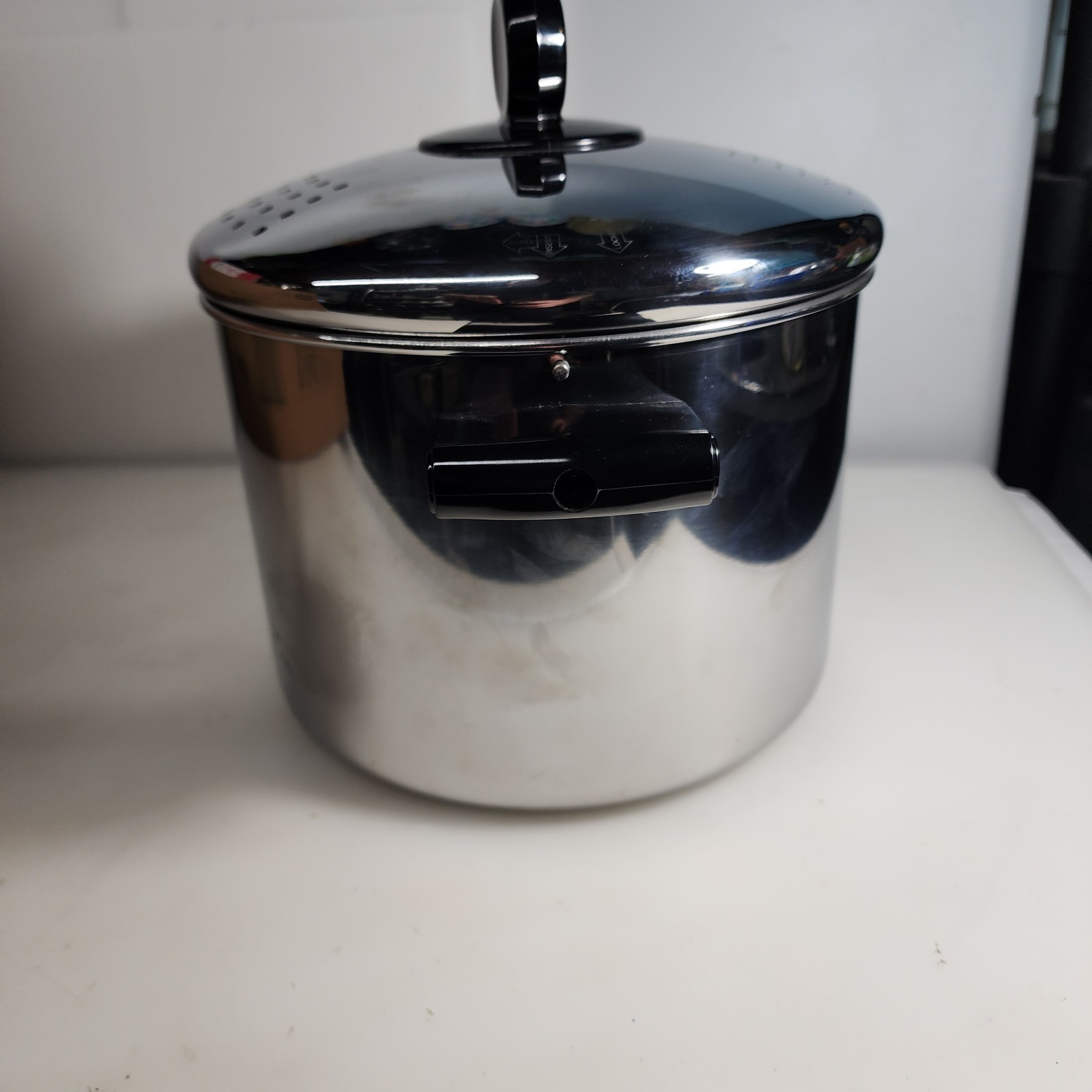 Farberware 8 Qt. Stock Pot With Locking Strainer Lid New No Box