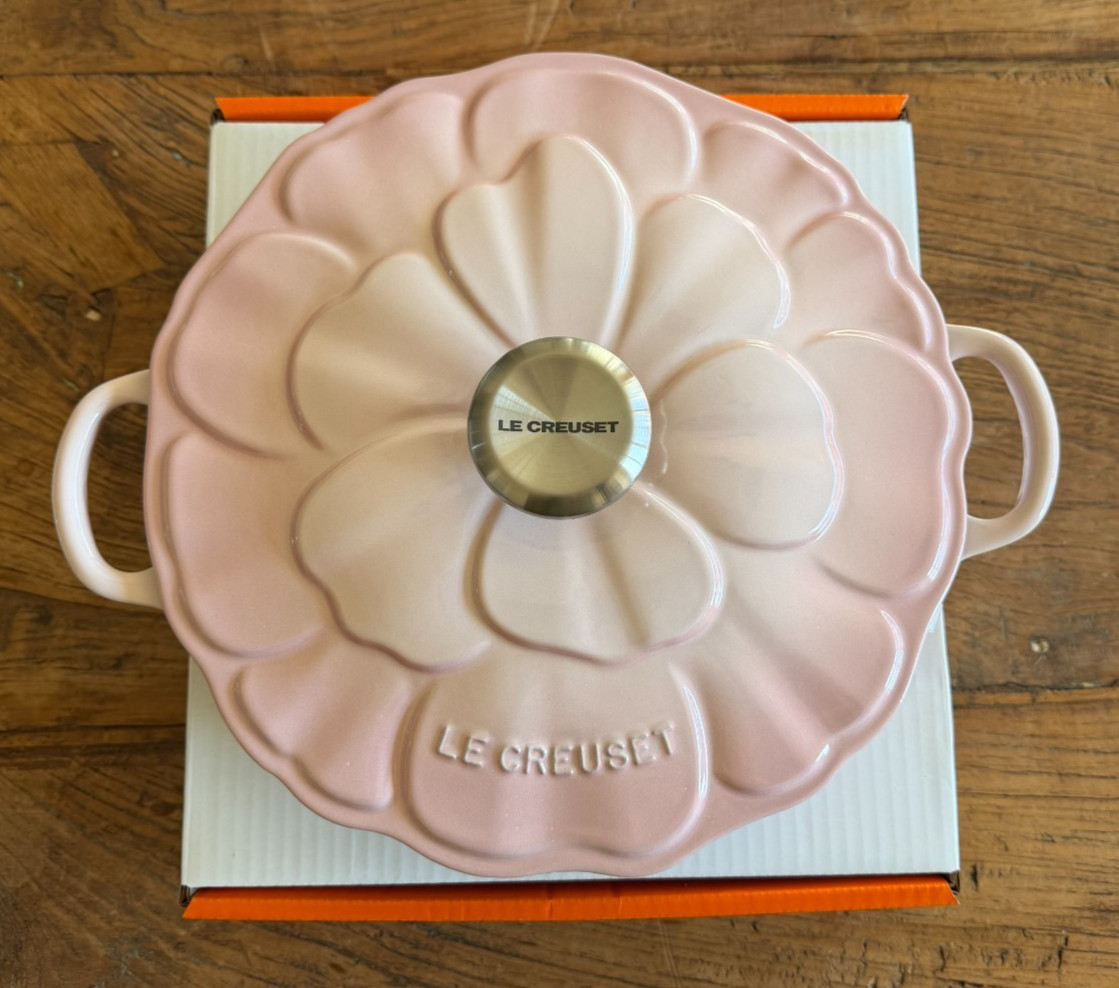 Le Creuset Signature Cast Iron Petal Shallow Casserole 2.25 qt Shell Pink 26 NEW
