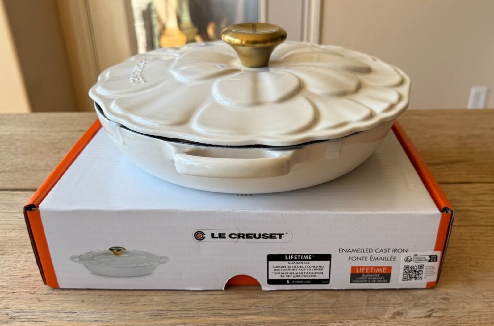 Le Creuset Signature Cast Iron Petal Shallow Casserole 2.25 qt White #26 NEW