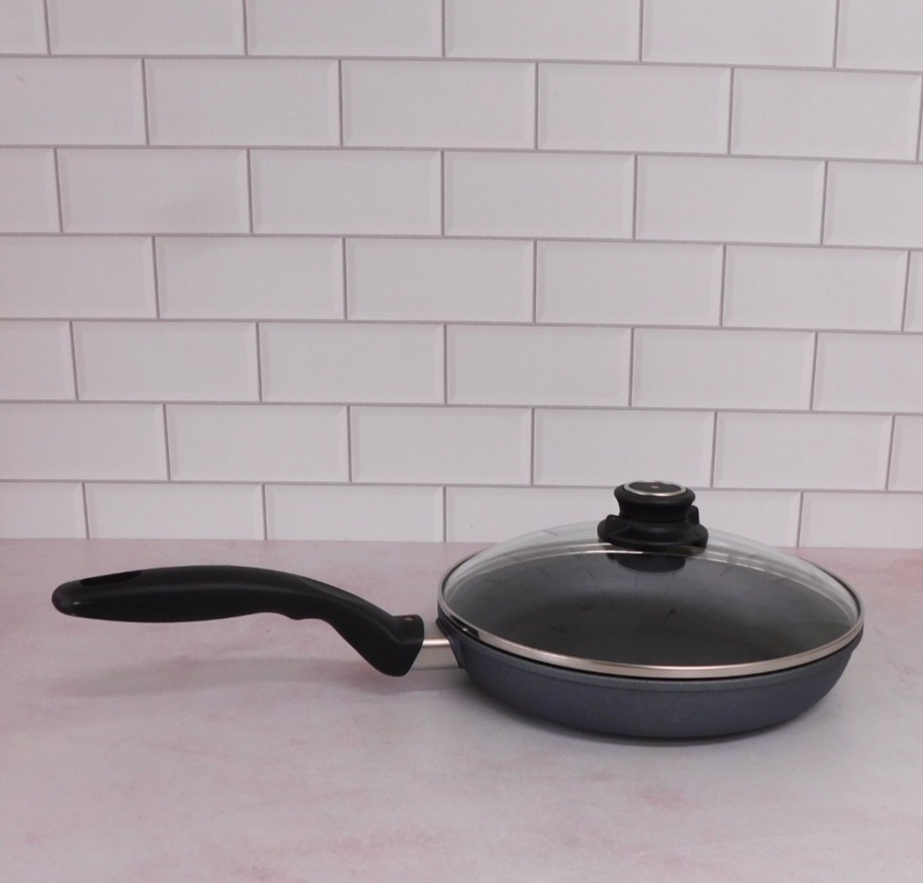 Swiss Diamond Classic HD Nonstick Fry Pan with Glass Lid, 9.5 Inch – NEW