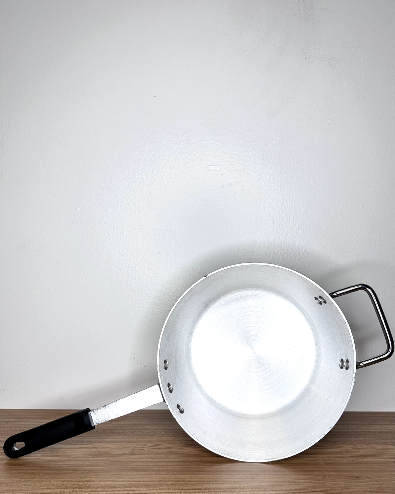 FOR CHARITY: Carlisle 8.5 quart aluminum sauce pan with dura-kool sleeve [C]