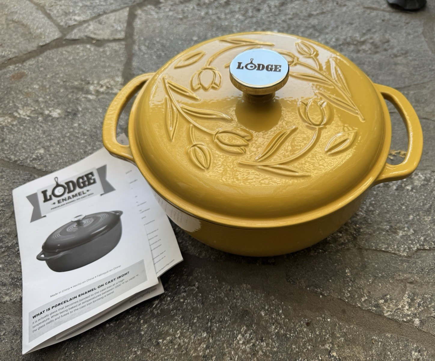 Lodge Tulip Dutch Oven
