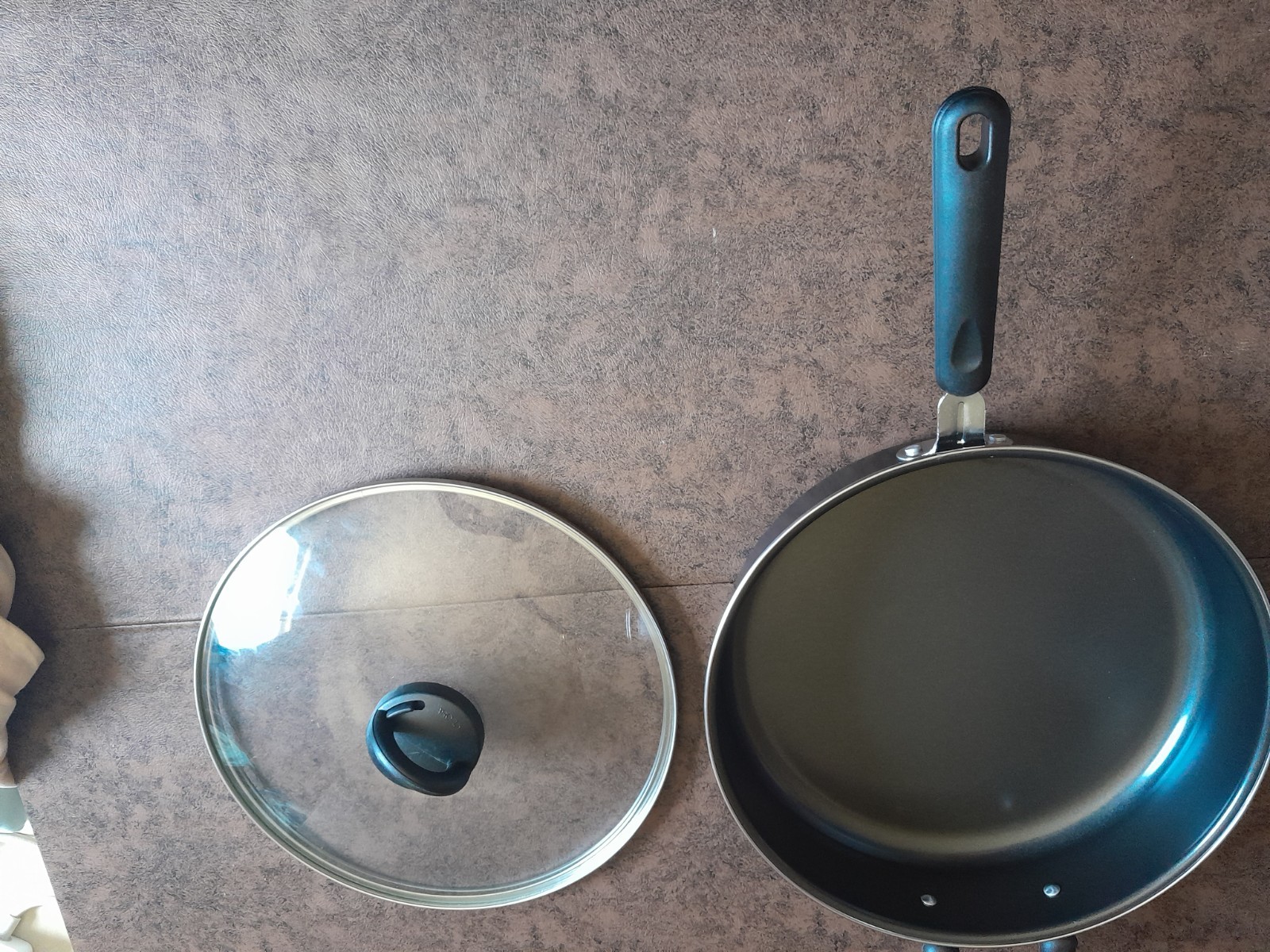 BASIC ESSENTIALS NEW SAUTE FRY PAN W/ LID STAINLESS NON-STICK W/GLASS LID