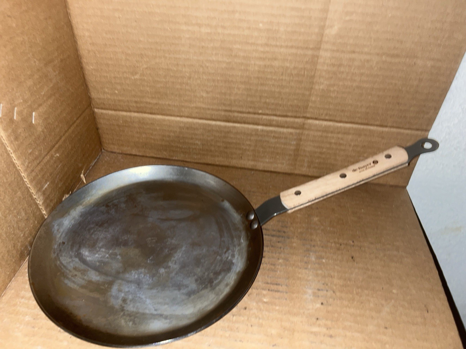 de Buyer Mineral B Element Carbon Steel Crepe Pan 9.5” France Wooden Handle