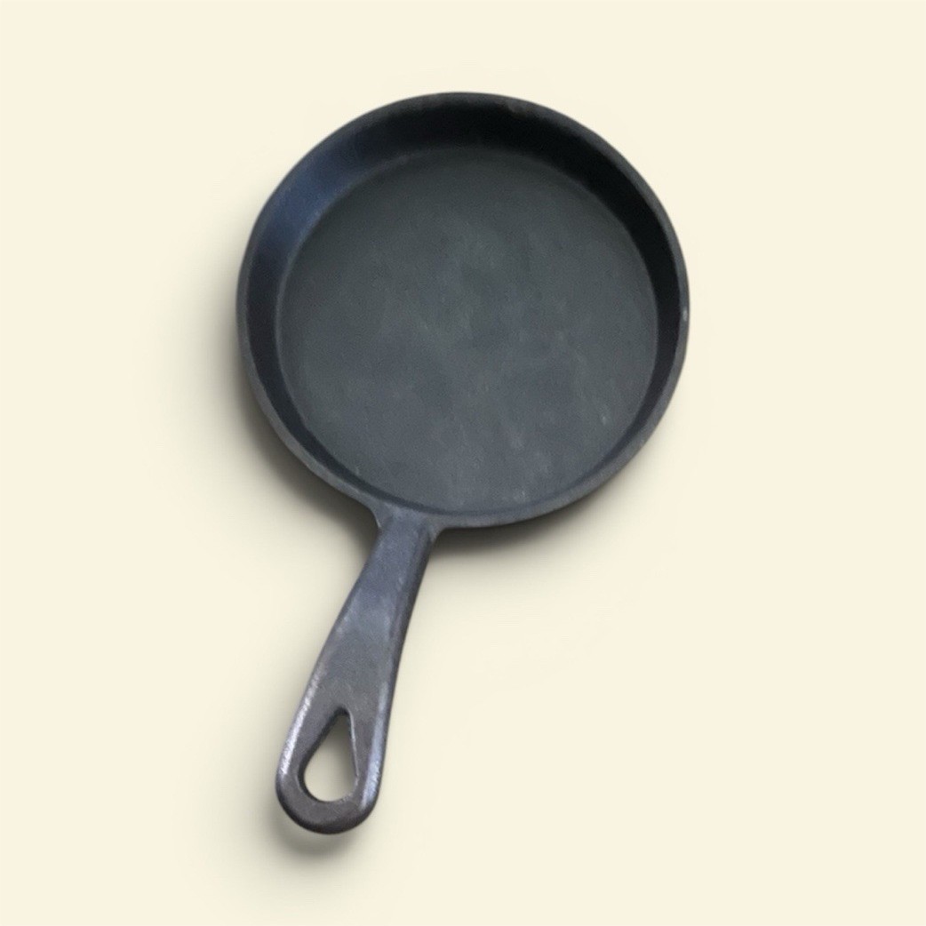 Mini Black Cast Iron Frying Pan 5 Inch Flat-Bottomed Long Handle Round Uncoated