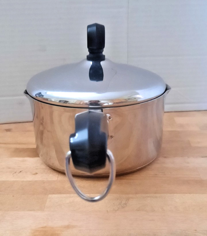 Farberware 1 Qt Double Pour Spout 18/10 Durable Stainless Steel Sauce Pot W Lid