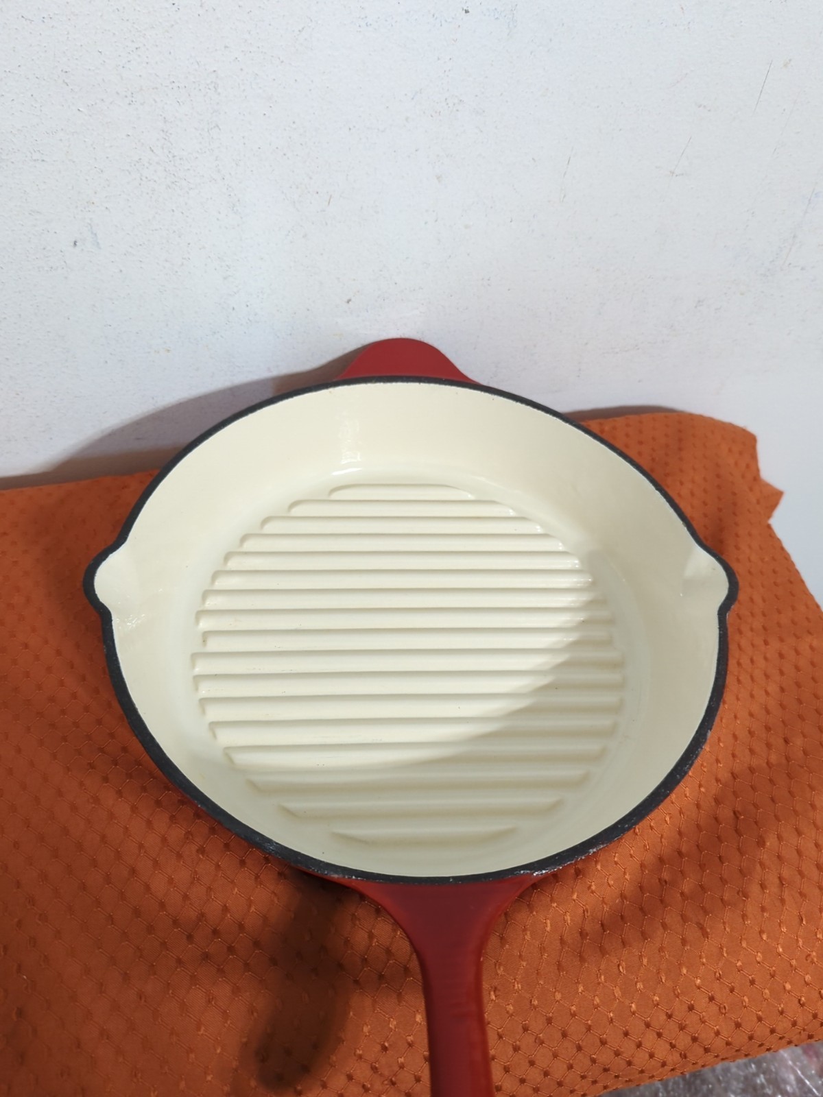 Double Spouted Enameled Cast Iron Round Grill Skillet 11.5″ Red White Unbranded