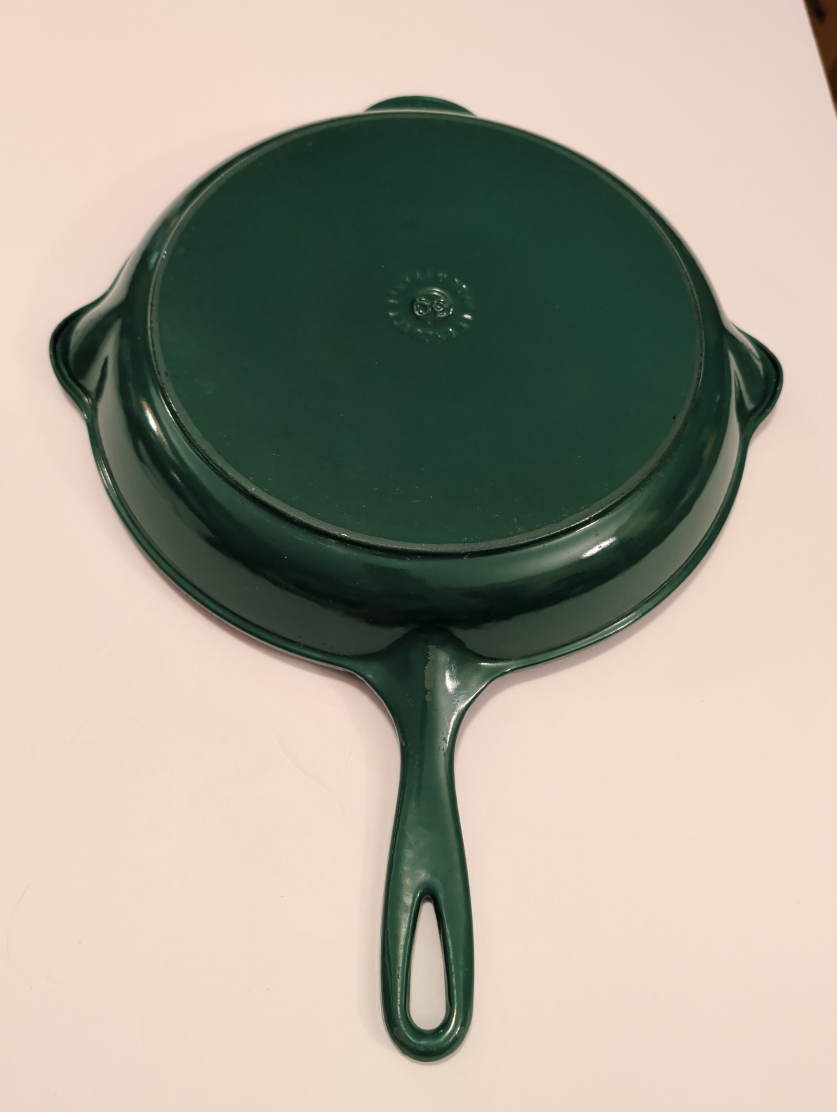 Le Creuset Artichaut #30 Enameled Cast Iron 12″ Double Spout Fry Pan Skillet