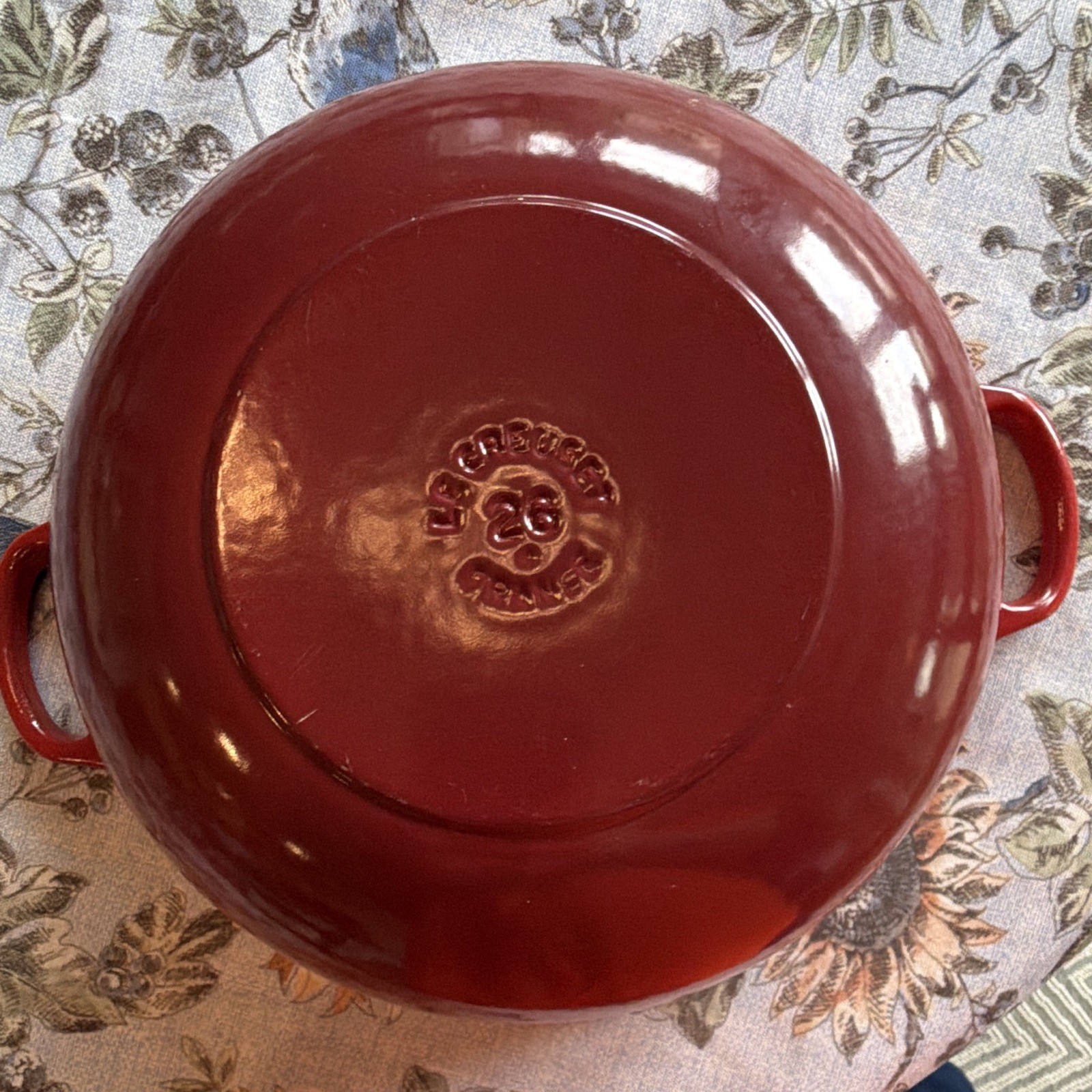Le Creuset 26 Round Enameled Cast Iron Casserole Pan/Pot Dutch Oven Red