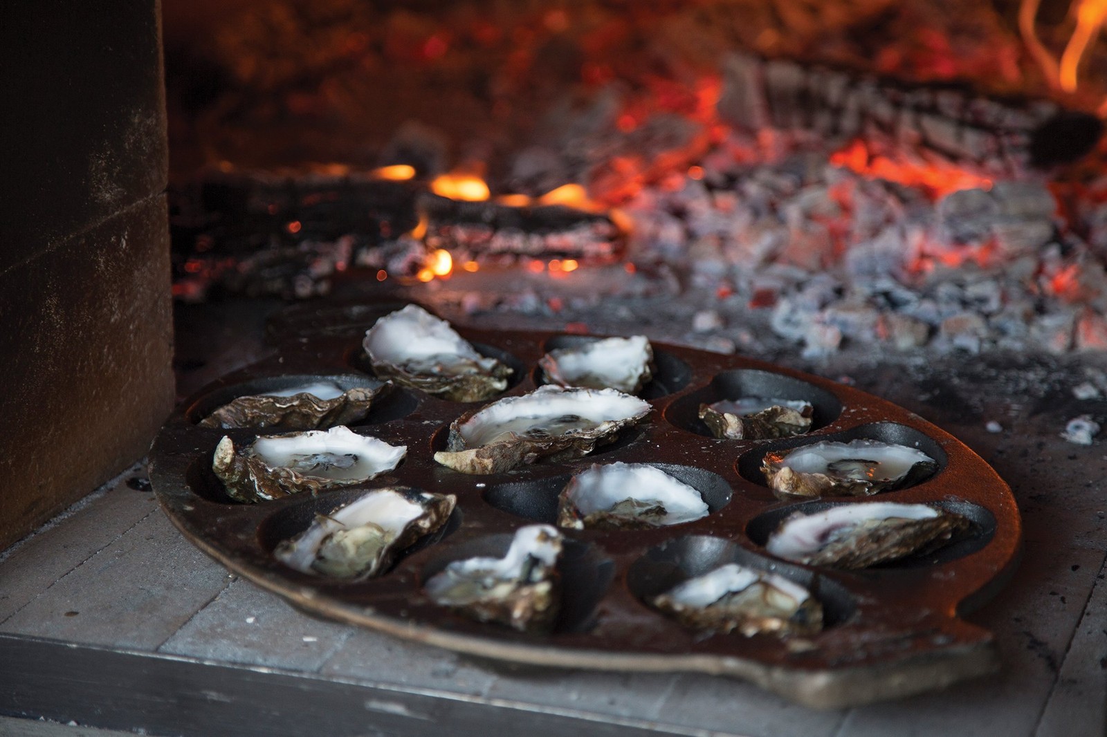 Cast Iron Oyster Grill Pan, 12 Cavities, Black Oyster BBQ and Serving Pan