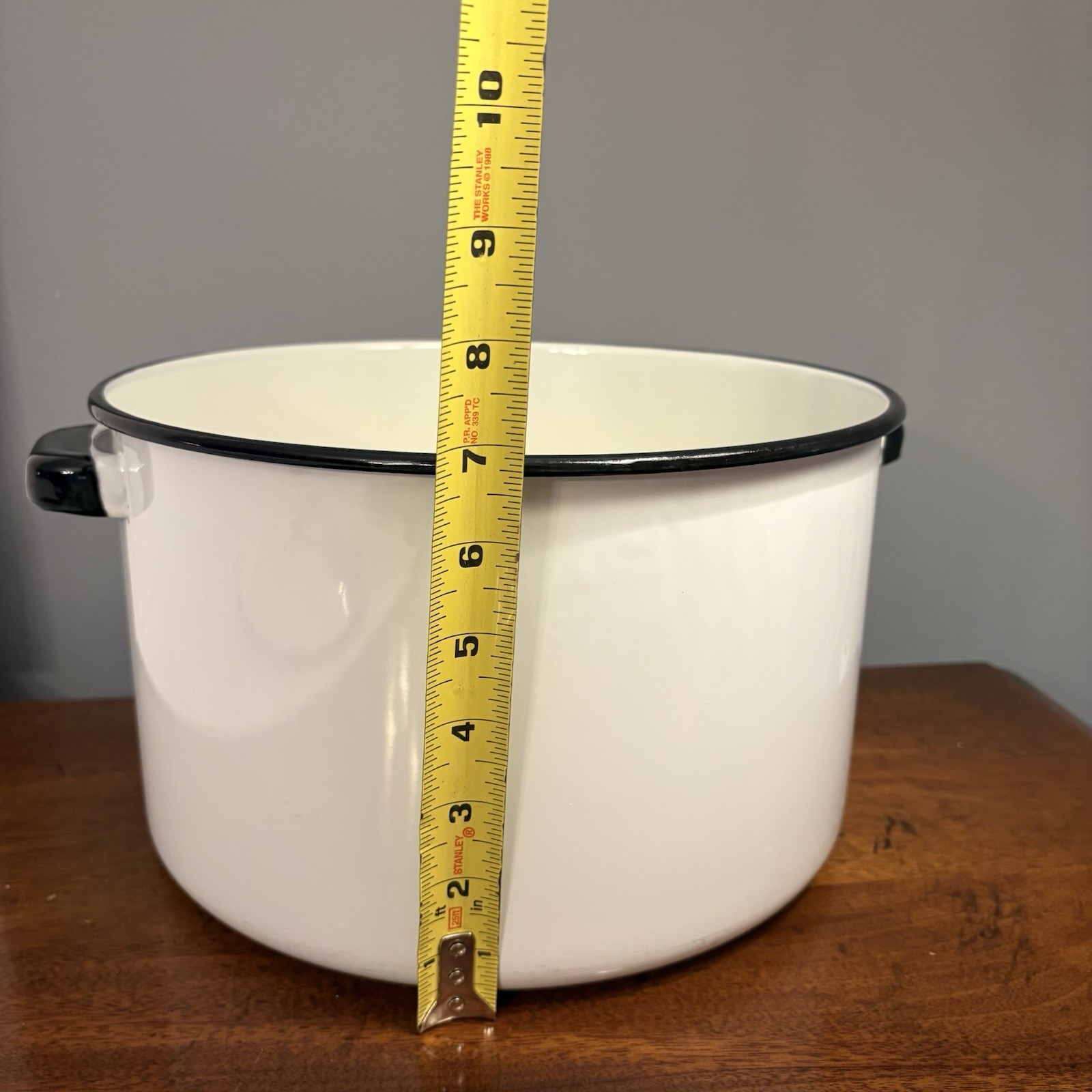 Enamel Stock Pot with Lid 11.25″ Wide White with Black Trim. 10 Quarts