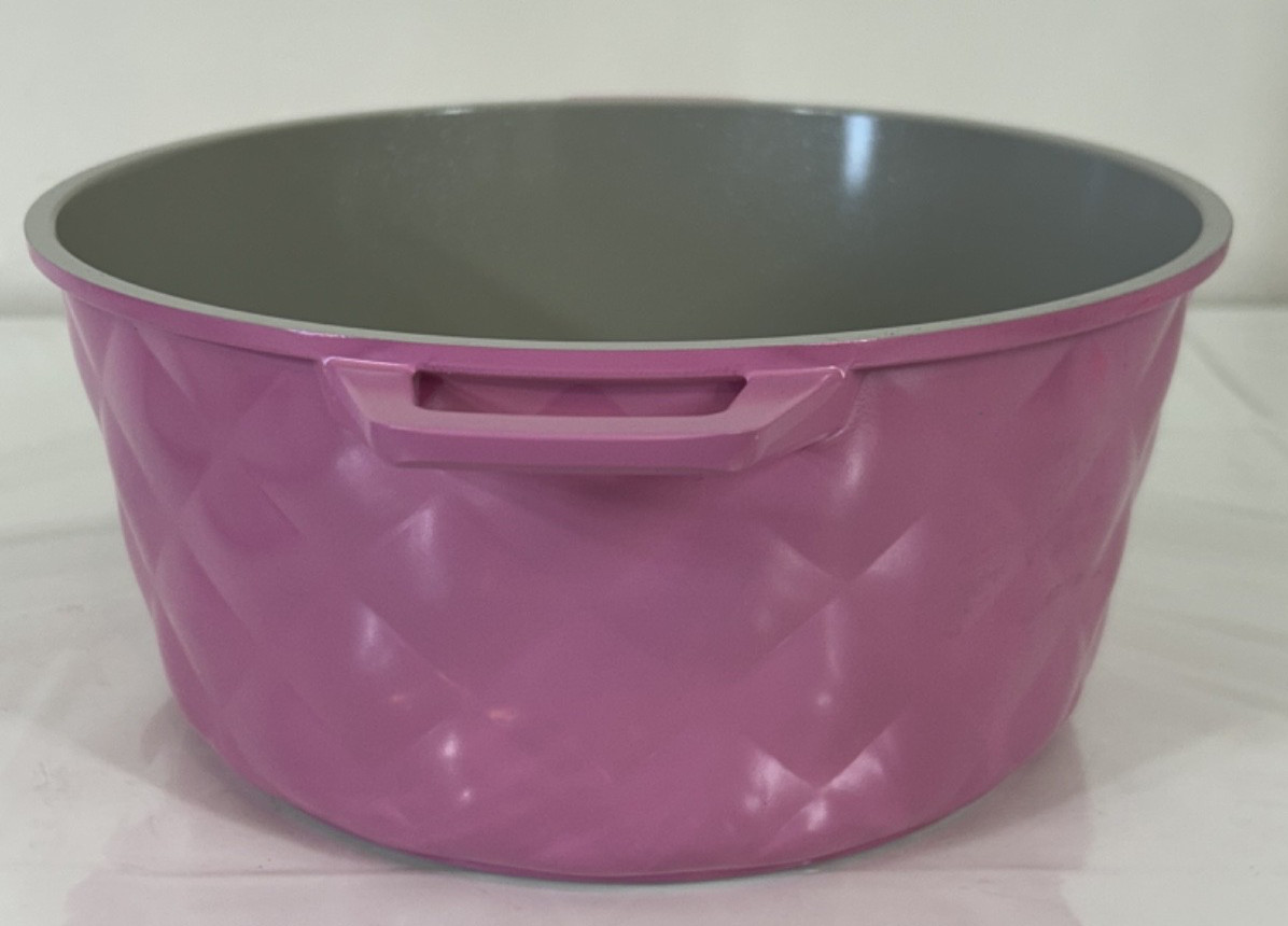 NEW Paris Hilton 4.6 Quart Cast Aluminum Dutch Oven Pink Quilted Kitchen B59
