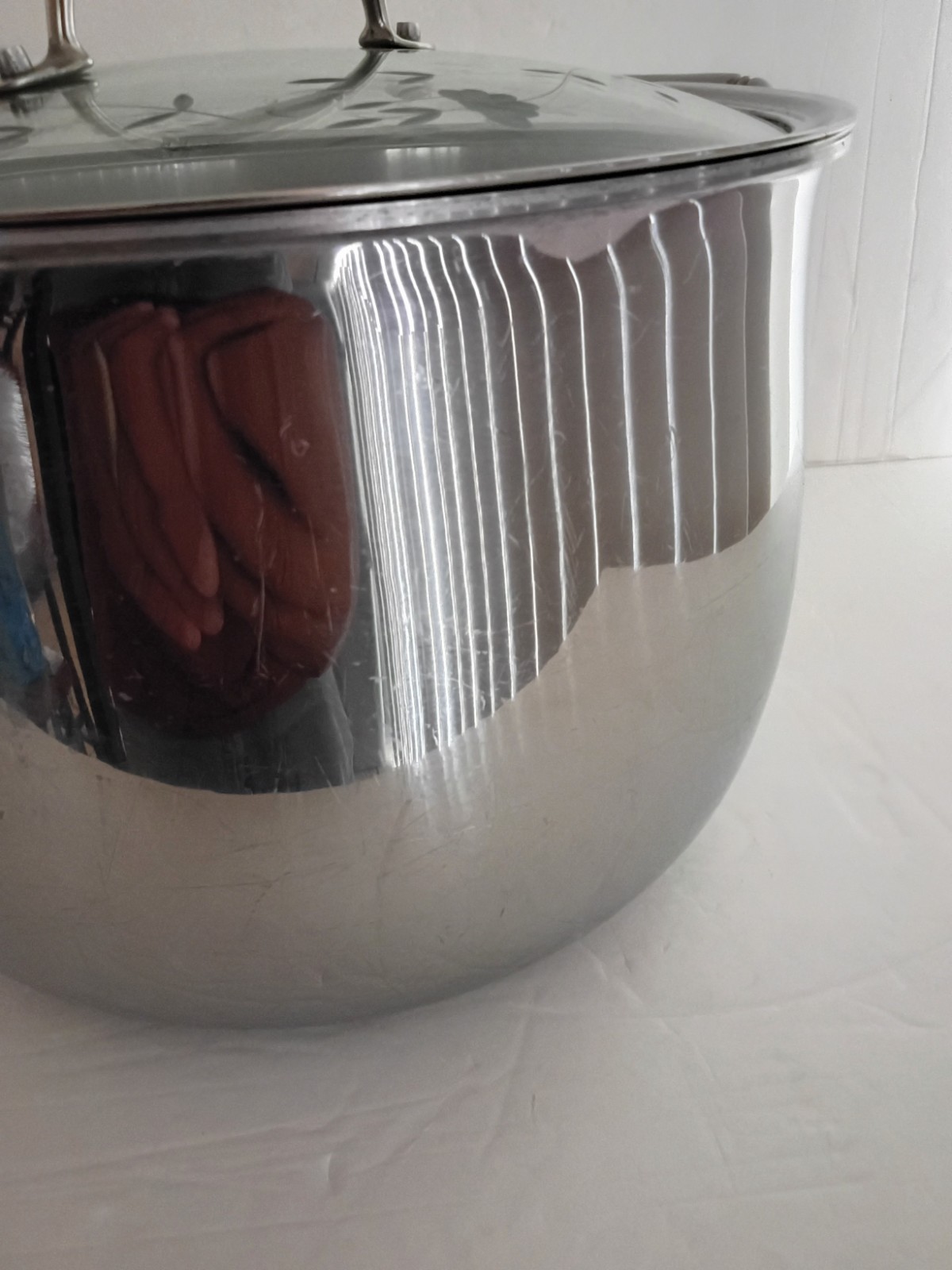Princess House Heritage Tri-Ply Stainless Steel 8 qt Bell Shape Stockpot W/Lid.
