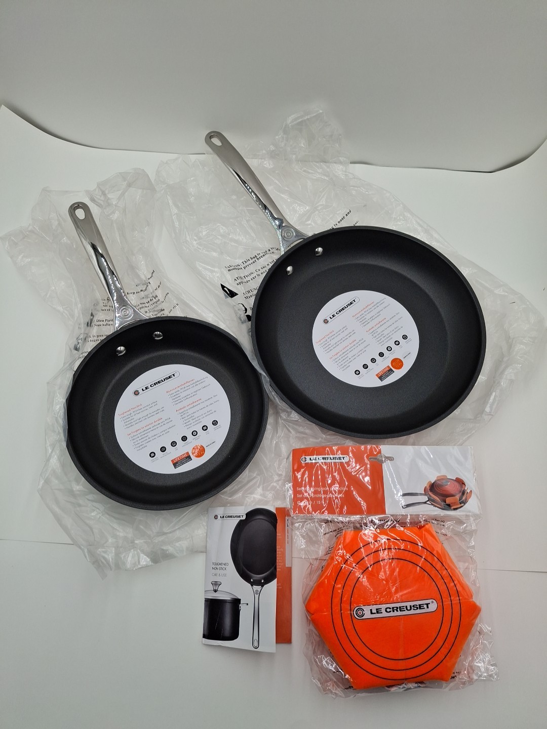 Le Creuset Set of 2 Non-Stick Aluminum 9.5″ and 12″ Frying Pans – Black