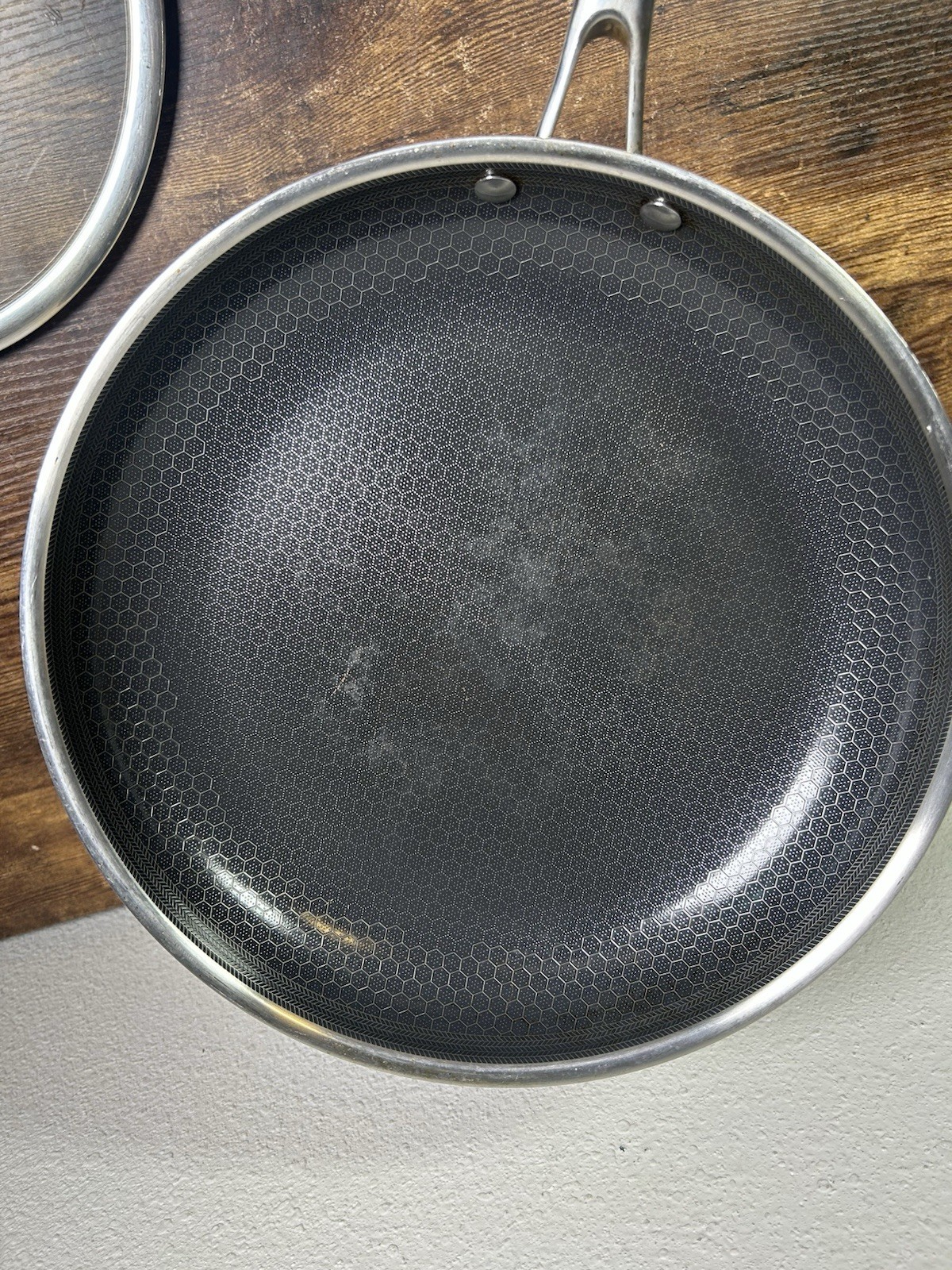 HexClad 12″ FRYING PAN with LID 12-Inch 12 Hybrid Non-Stick -Used Good Condition