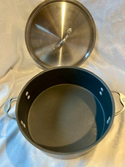 Calphalon 8.5 qt. Hard Anodized Dutch oven #87881/2 with stainless steel lid