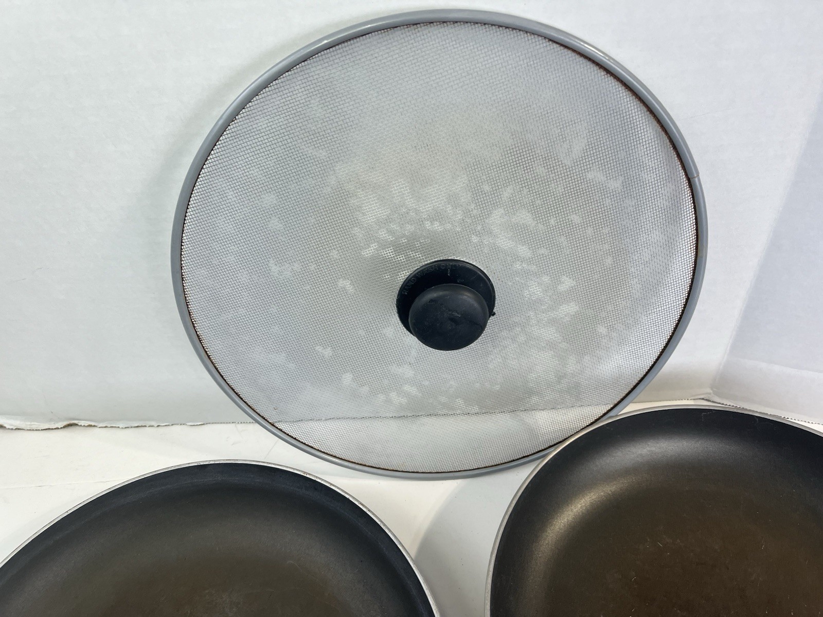 Four Piece Frying Pans Plus Screen Lid See Pics For Sizes Y B