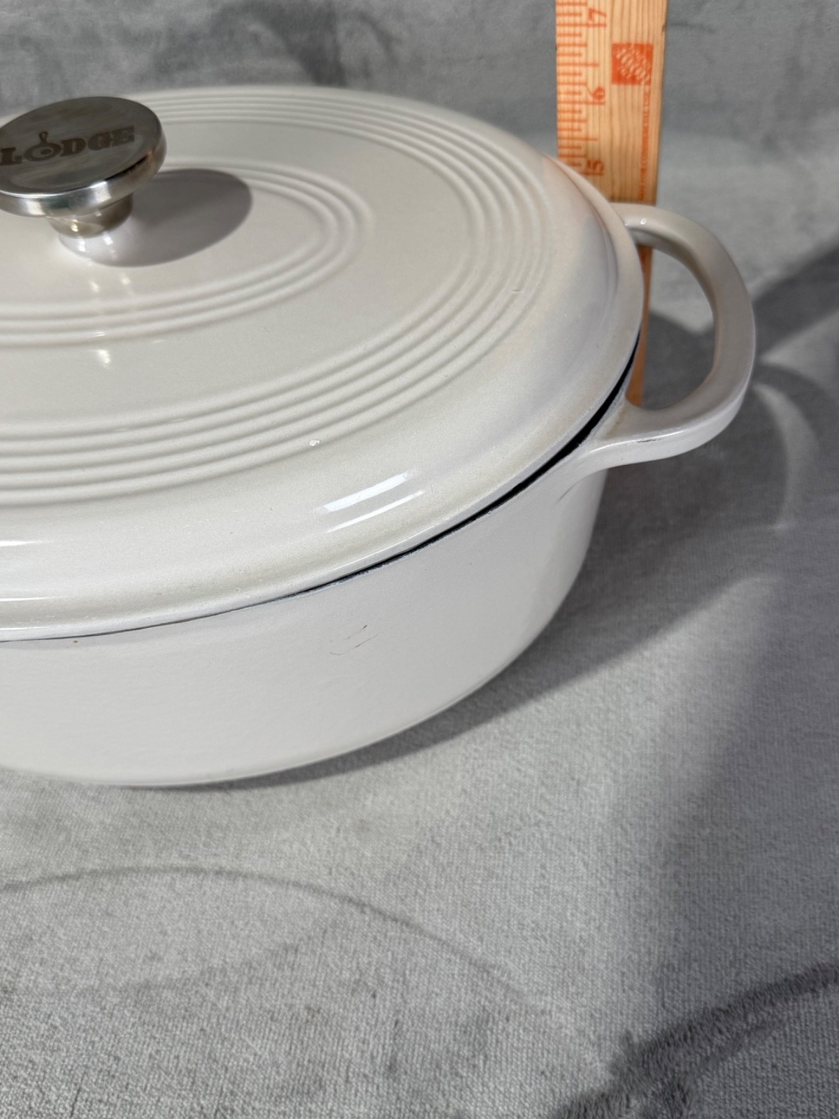 Lodge Cast Iron Dutch Oven Oval White Enamel with Lid 7 QT 6.6 L