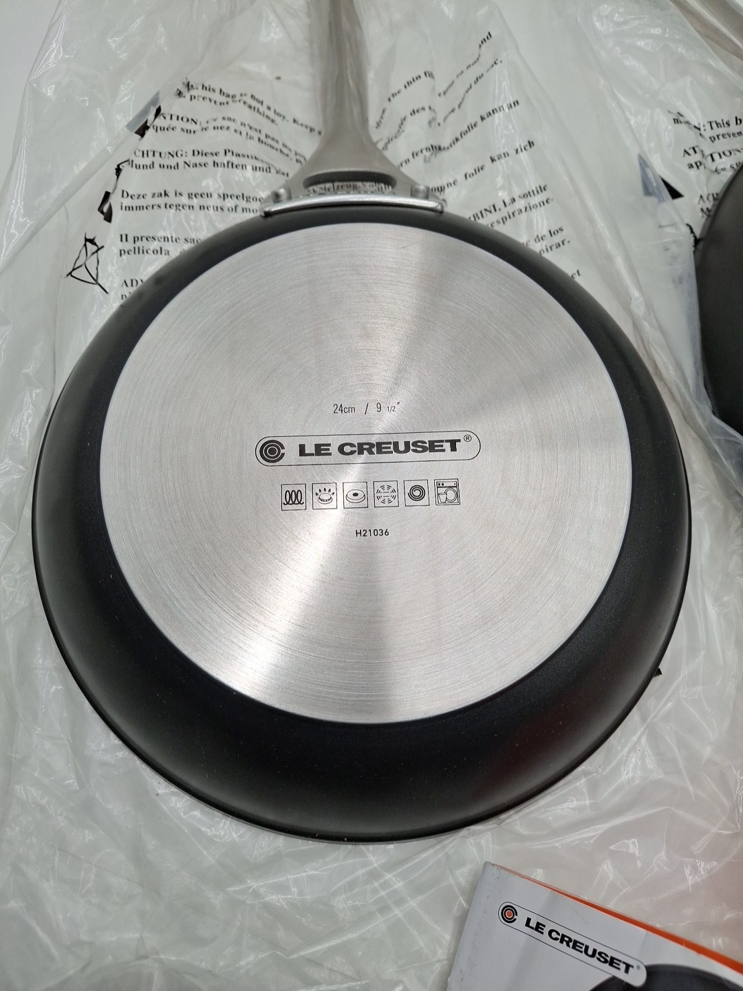 Le Creuset Set of 2 Non-Stick Aluminum 9.5″ and 12″ Frying Pans – Black