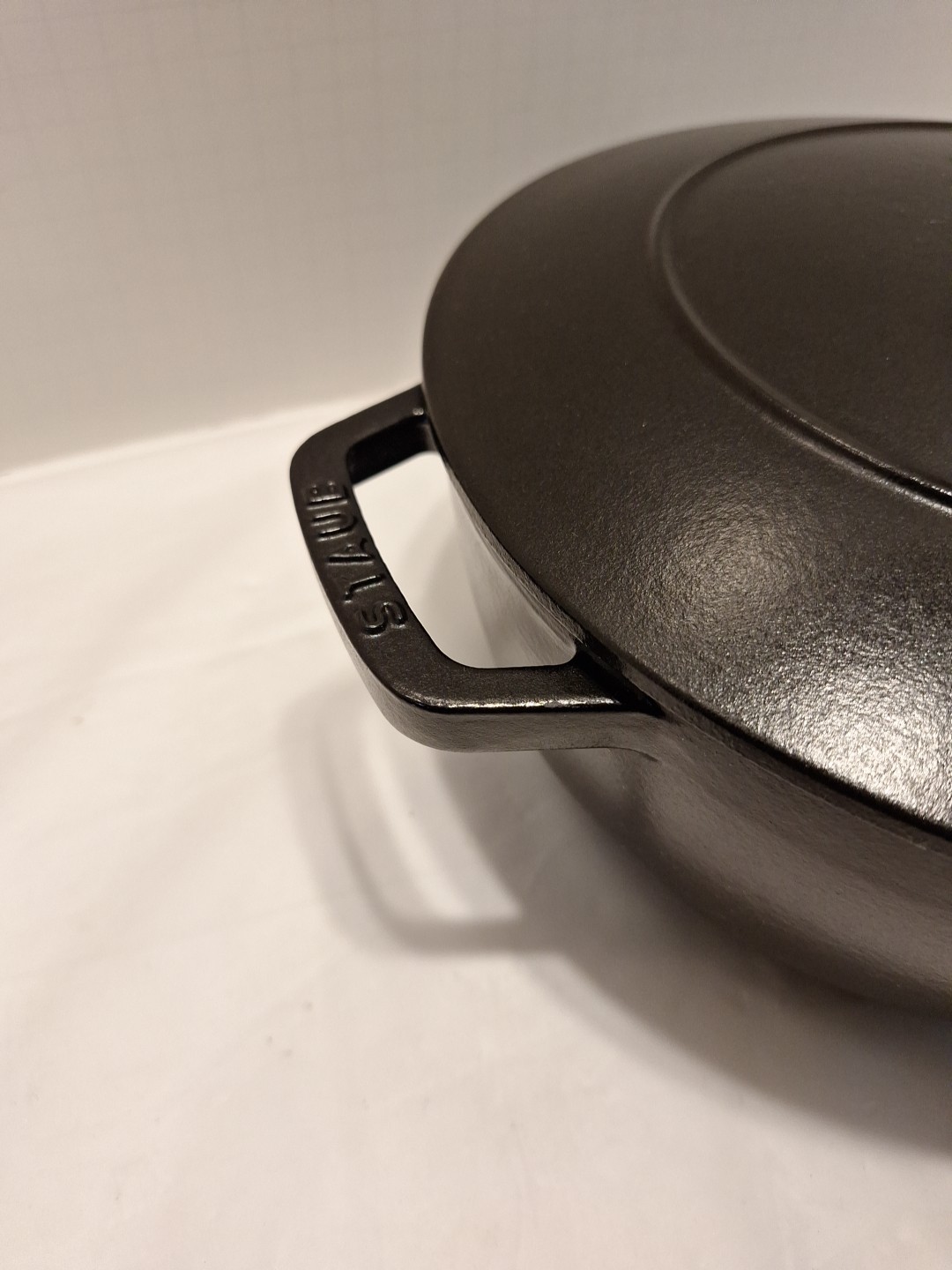 STAUB 24cm/3.75-Qt Essential French Oven Matte Black France Read Desc See Pics