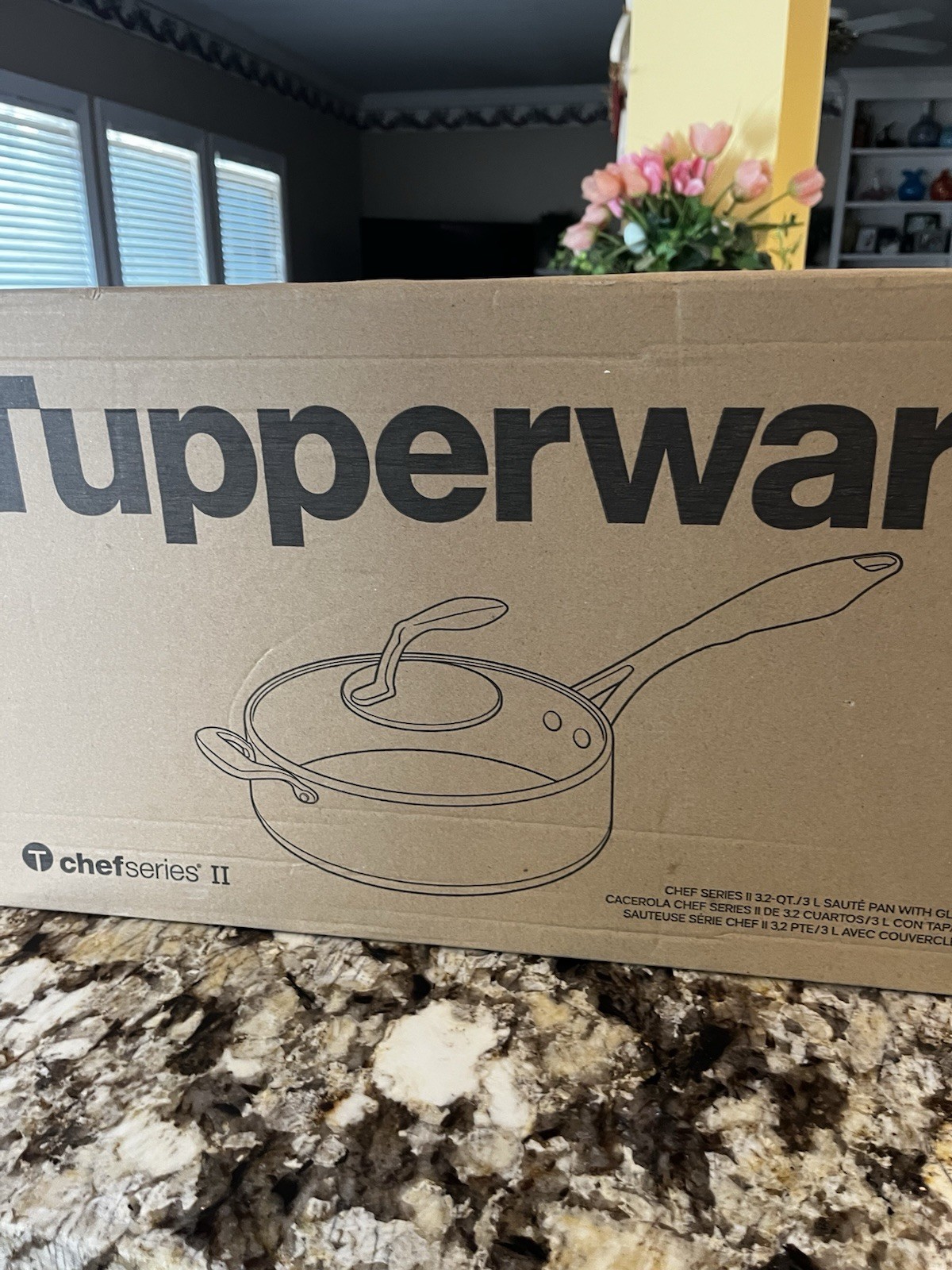 tupperware chef series II 3.2 QT SAUTÉ PAN WITH GLASS COVER BRAND NEW