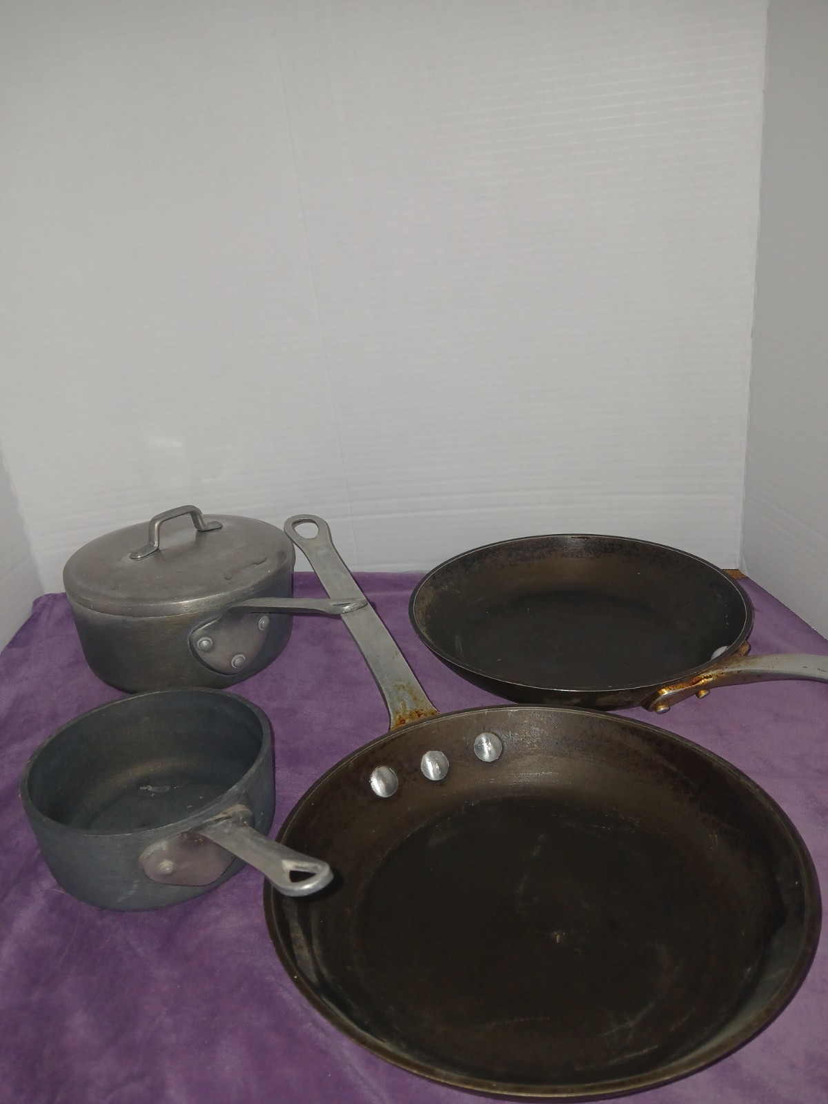 MAGNALITE 4 PIECE SET Two Pan Two Pots 1/2 Quart, 1 Quart W/Lid & Two 9 In Pans